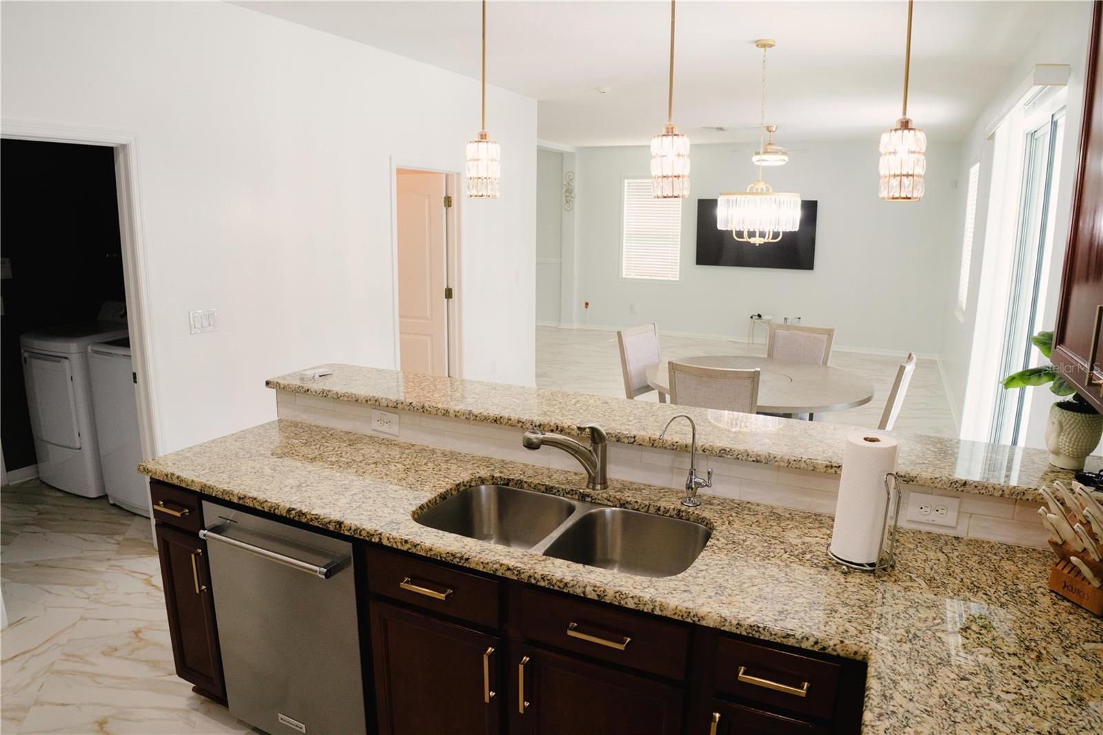 Listing photo id 16 for 12236 Fairlawn Drive