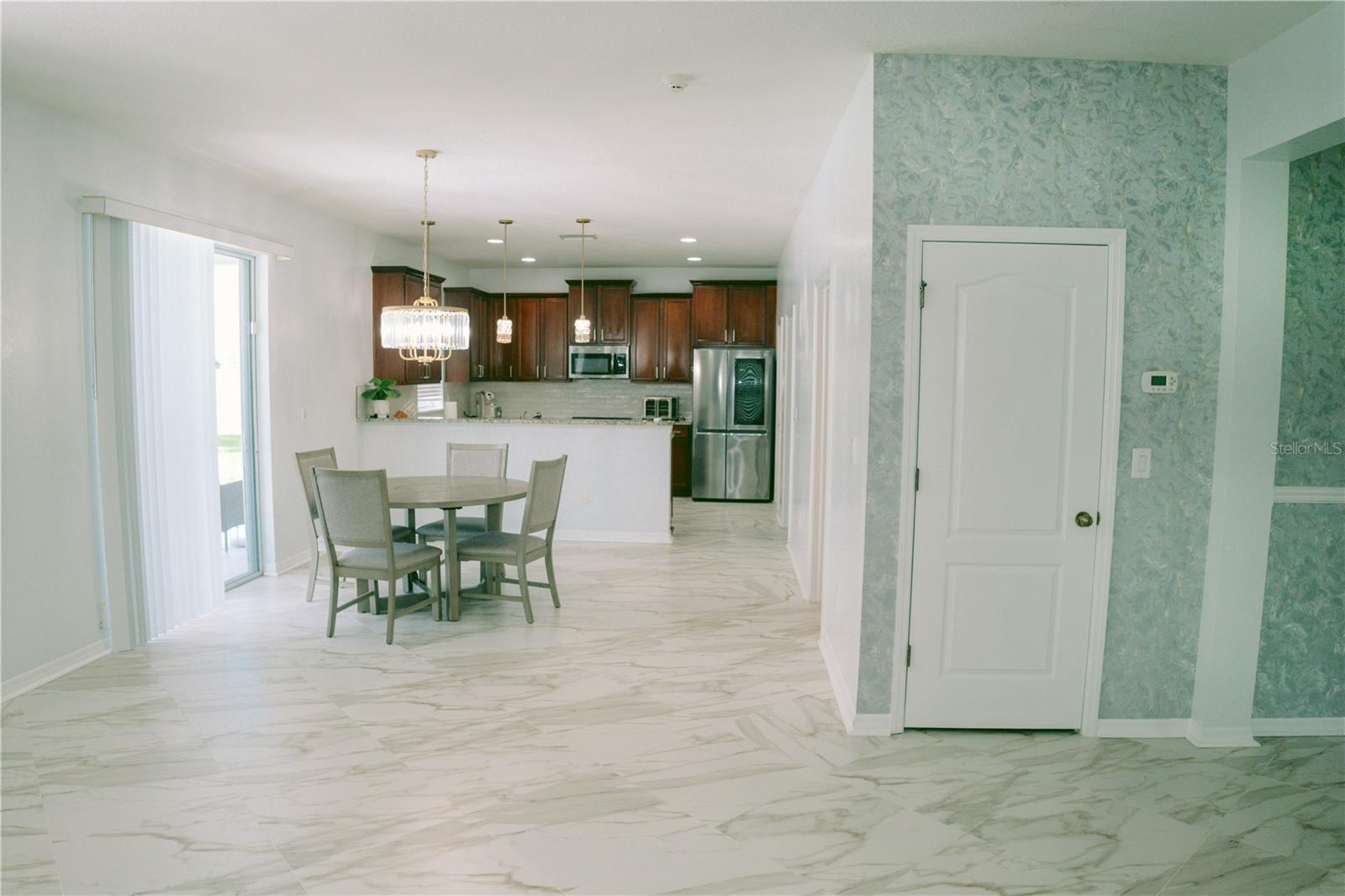 Listing photo id 7 for 12236 Fairlawn Drive