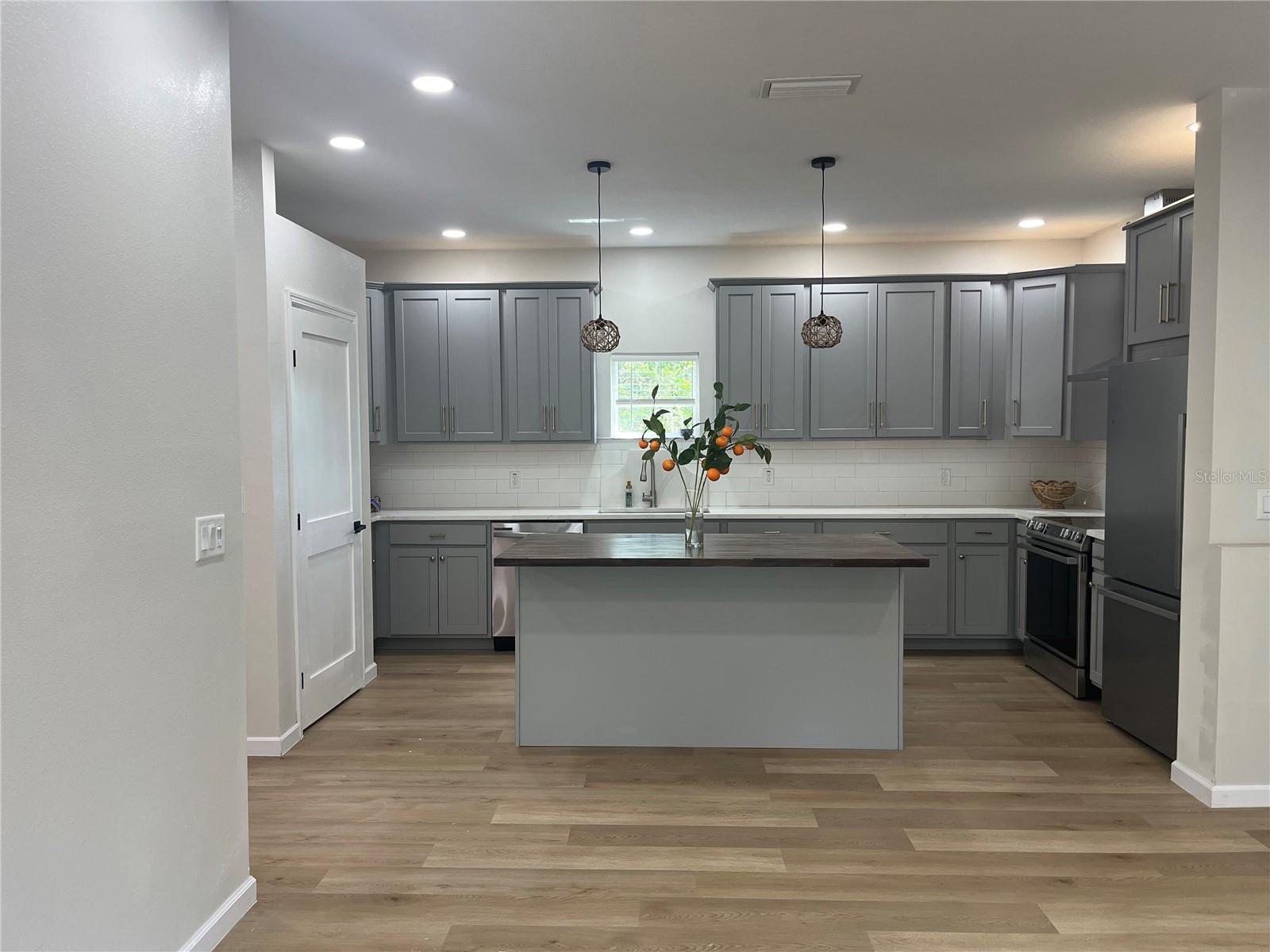 Image 4 of 14 For 27 Neptune Road