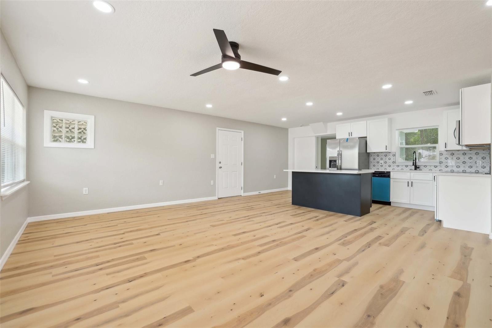 Image 4 of 40 For 918 Louise Lane
