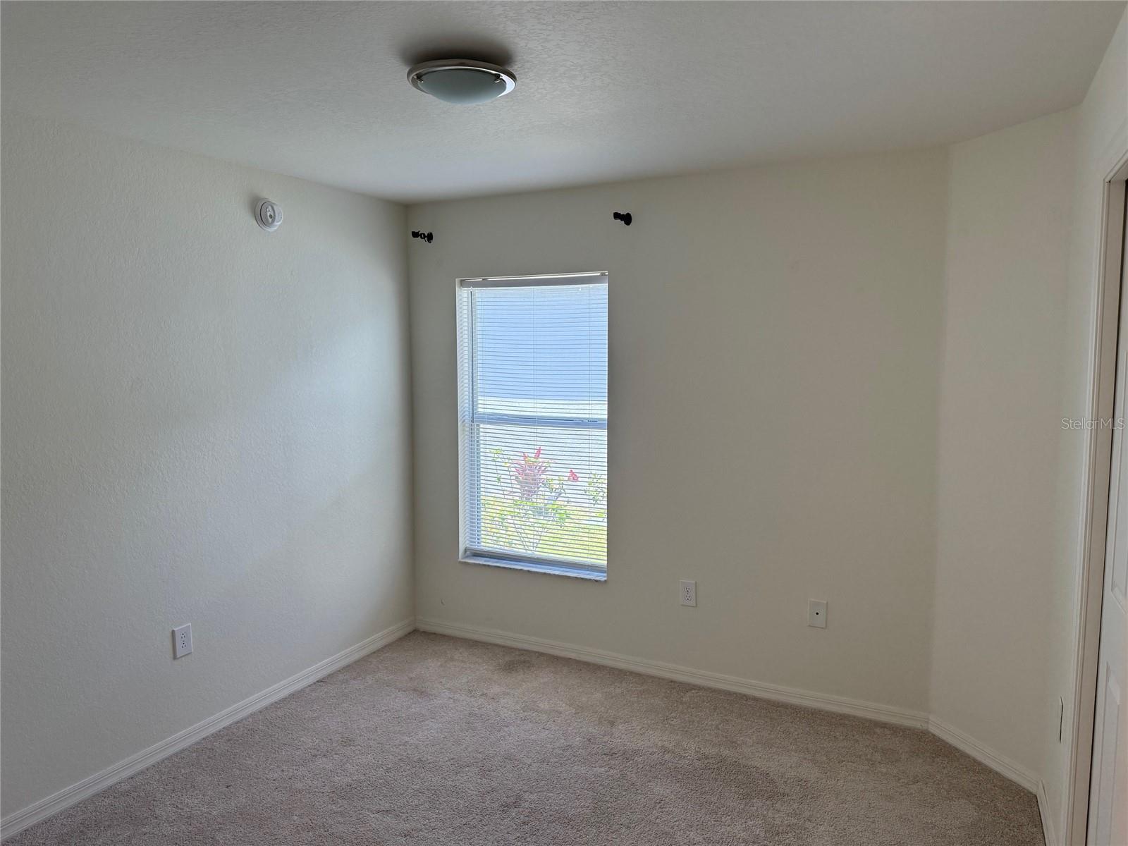 Listing photo id 8 for 369 St Georges Cir
