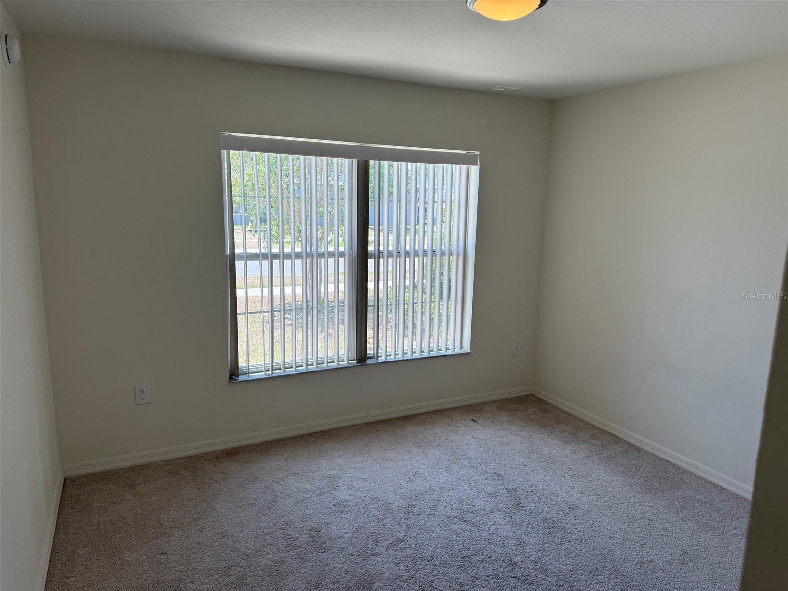 Listing photo id 9 for 369 St Georges Cir