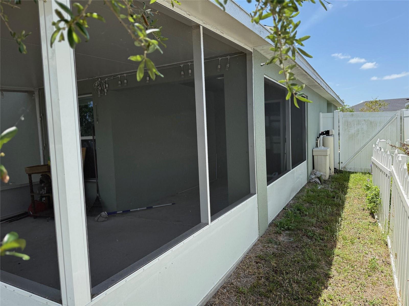 Listing photo id 11 for 369 St Georges Cir