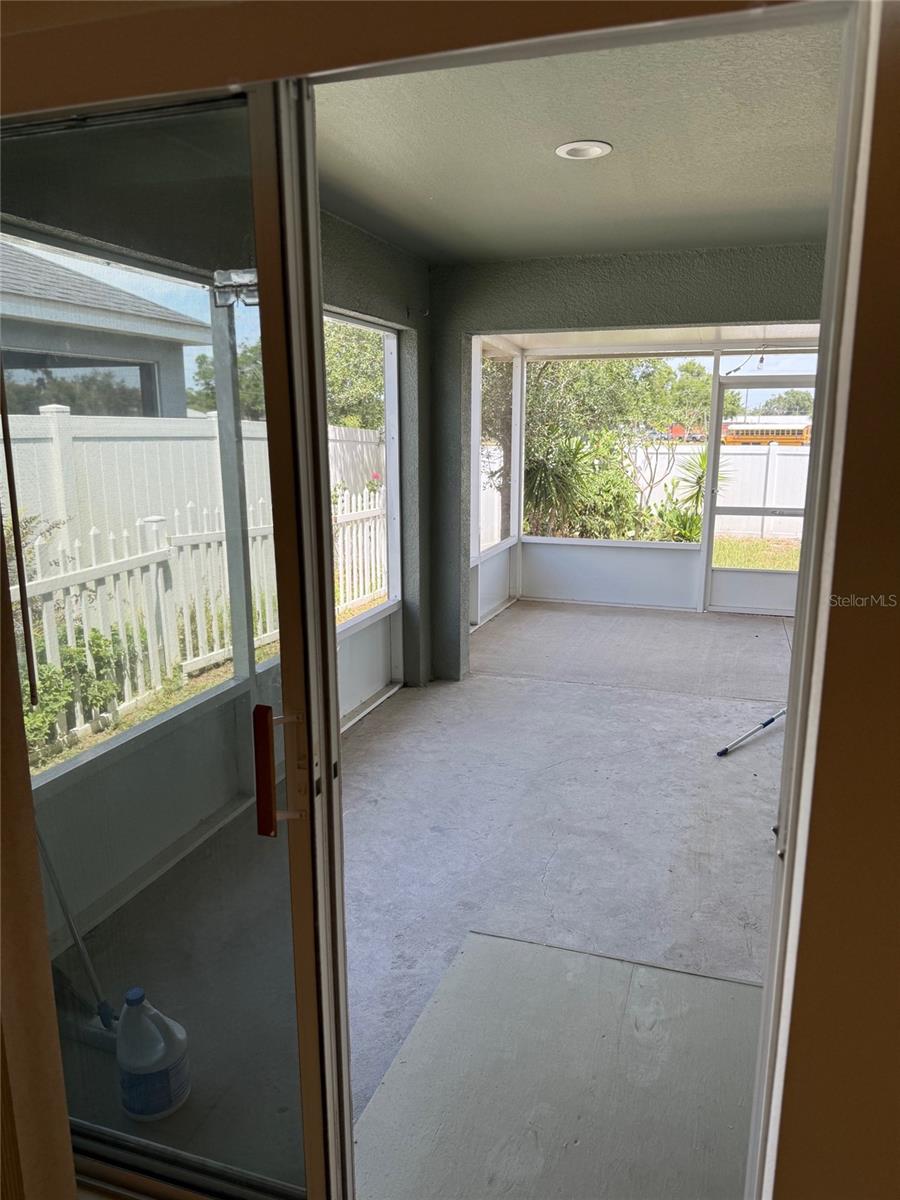 Listing photo id 12 for 369 St Georges Cir