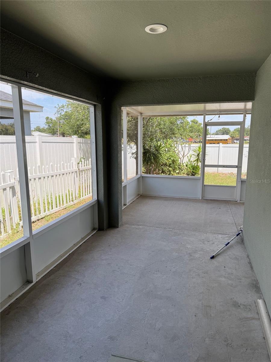 Listing photo id 13 for 369 St Georges Cir