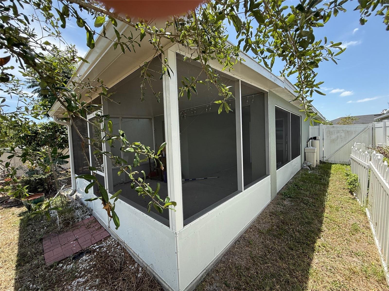 Listing photo id 14 for 369 St Georges Cir