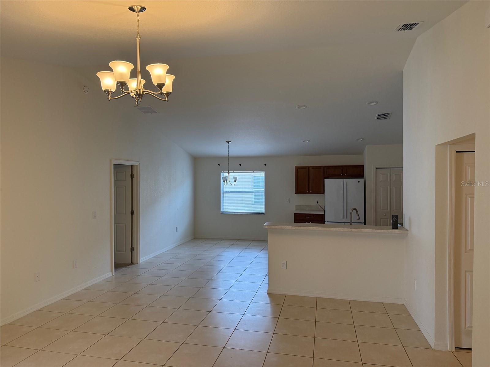 Listing photo id 0 for 369 St Georges Cir