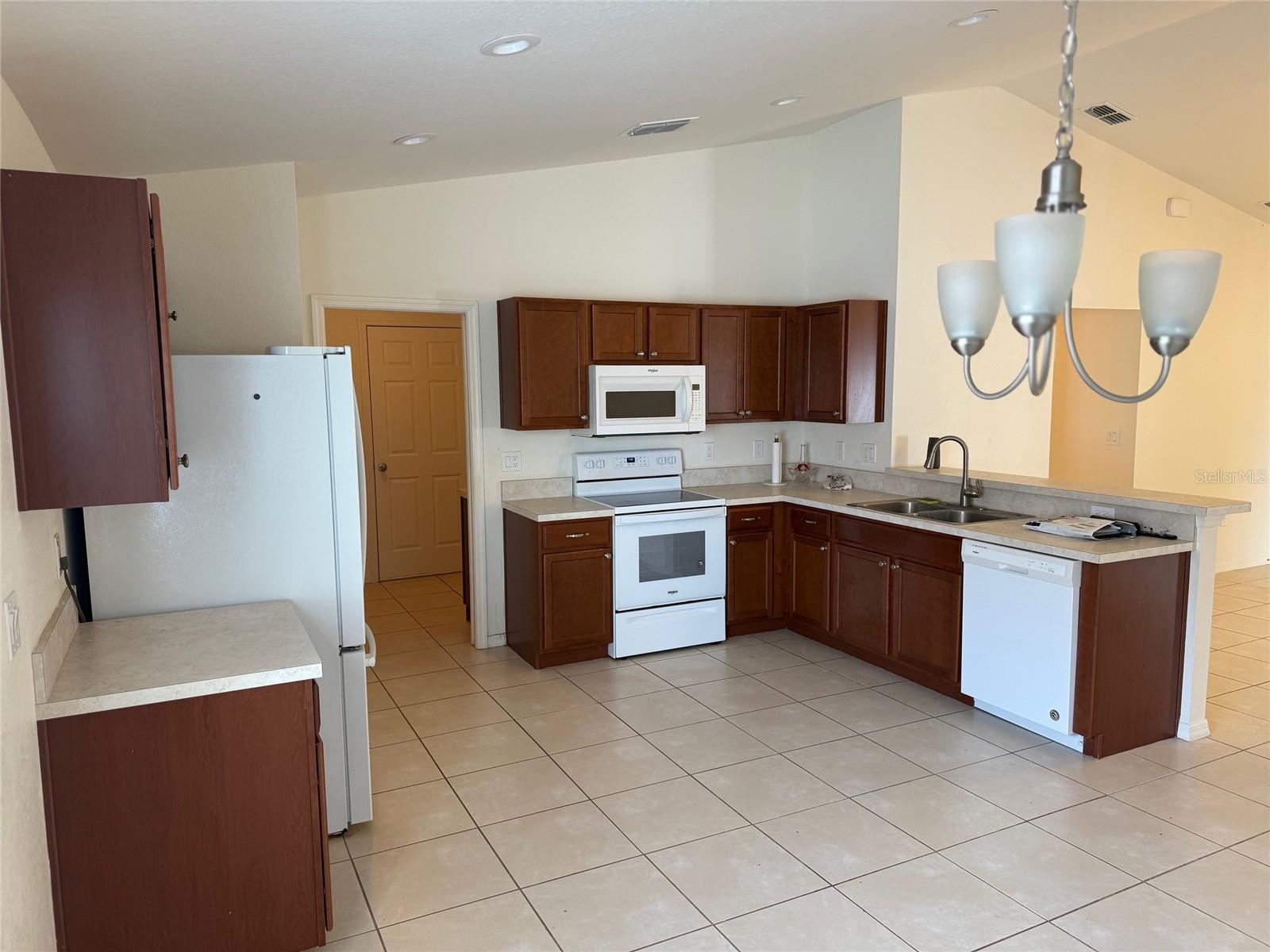 Listing photo id 1 for 369 St Georges Cir