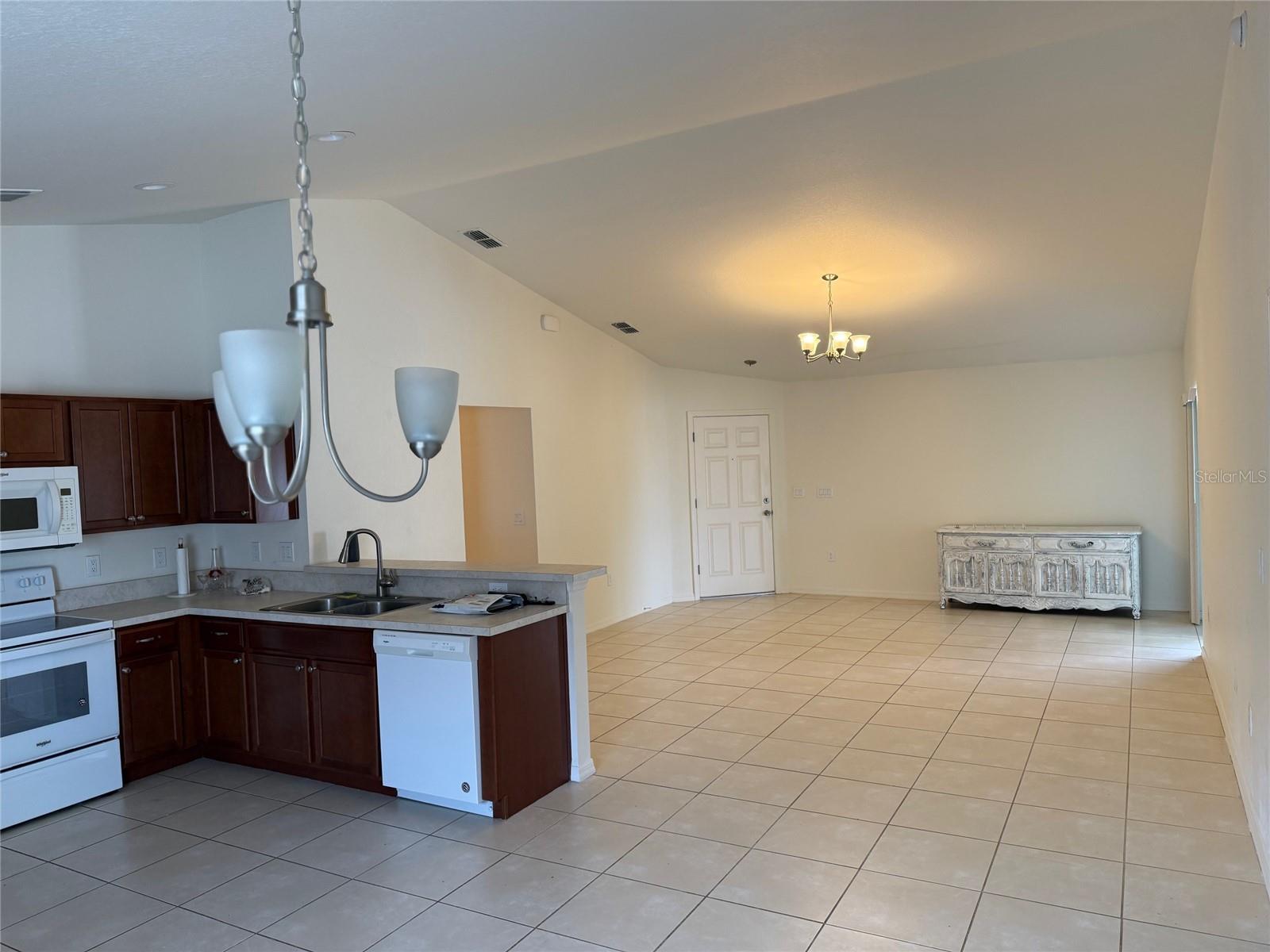 Listing photo id 2 for 369 St Georges Cir