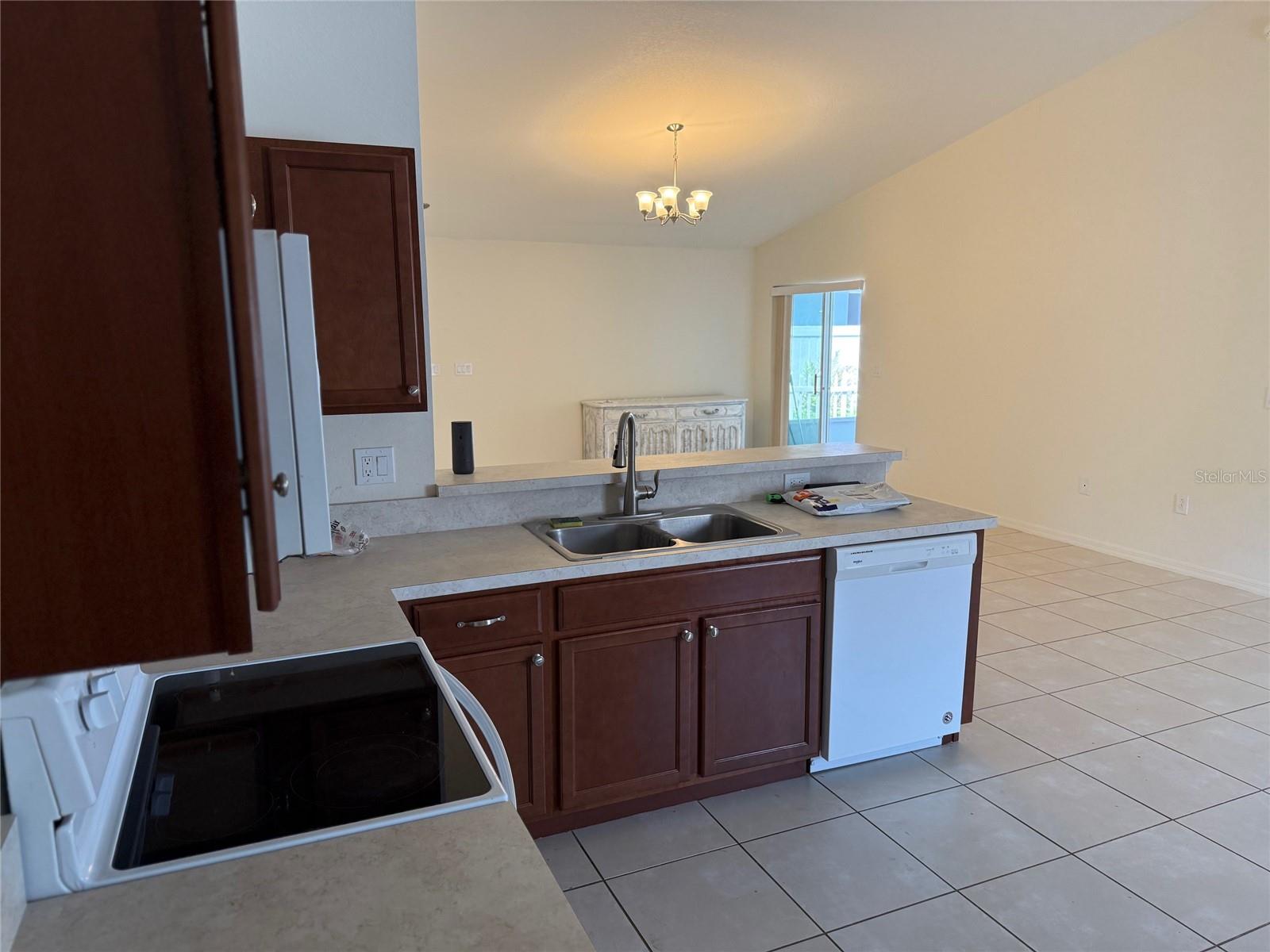 Listing photo id 3 for 369 St Georges Cir