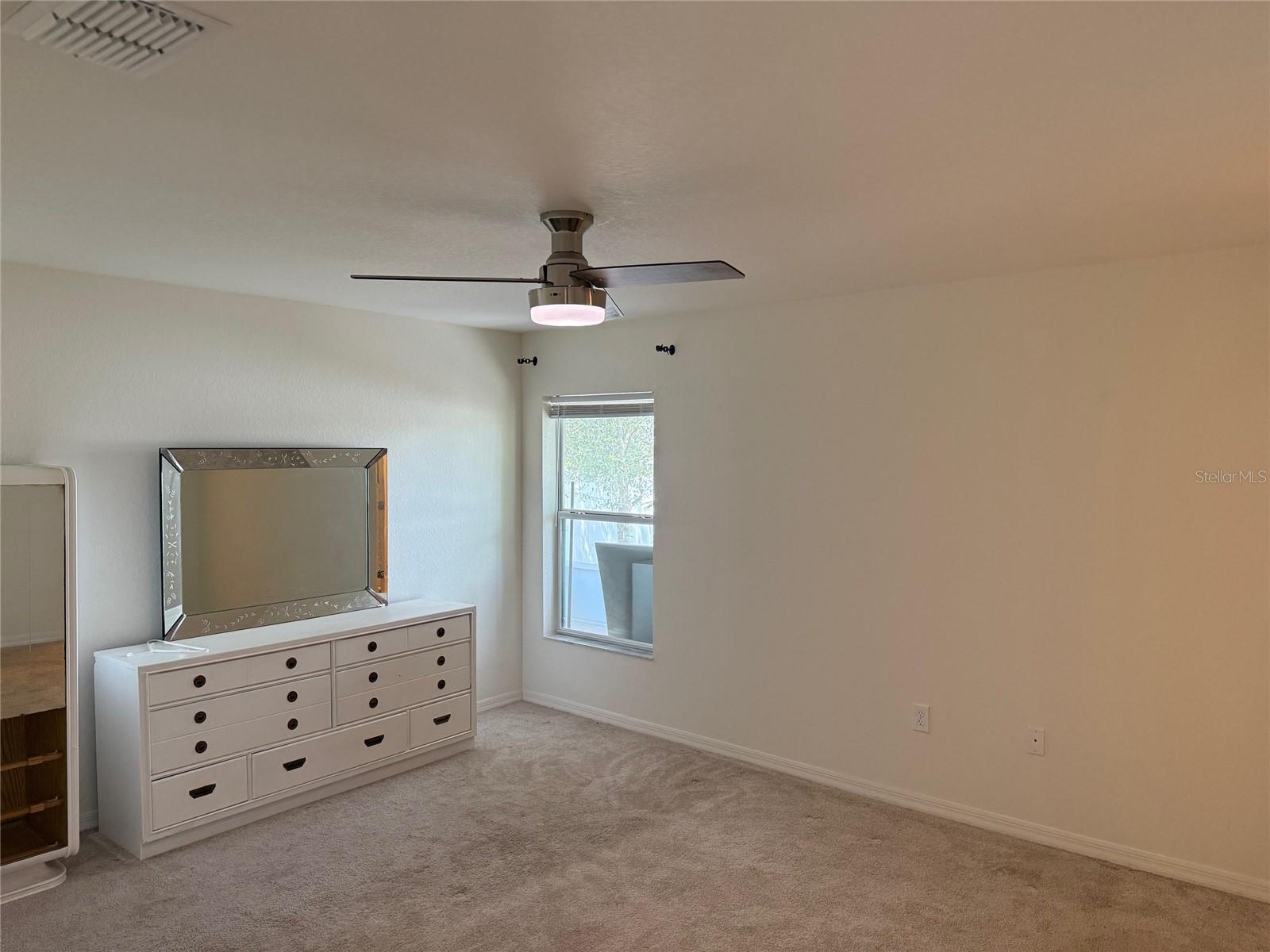 Listing photo id 4 for 369 St Georges Cir