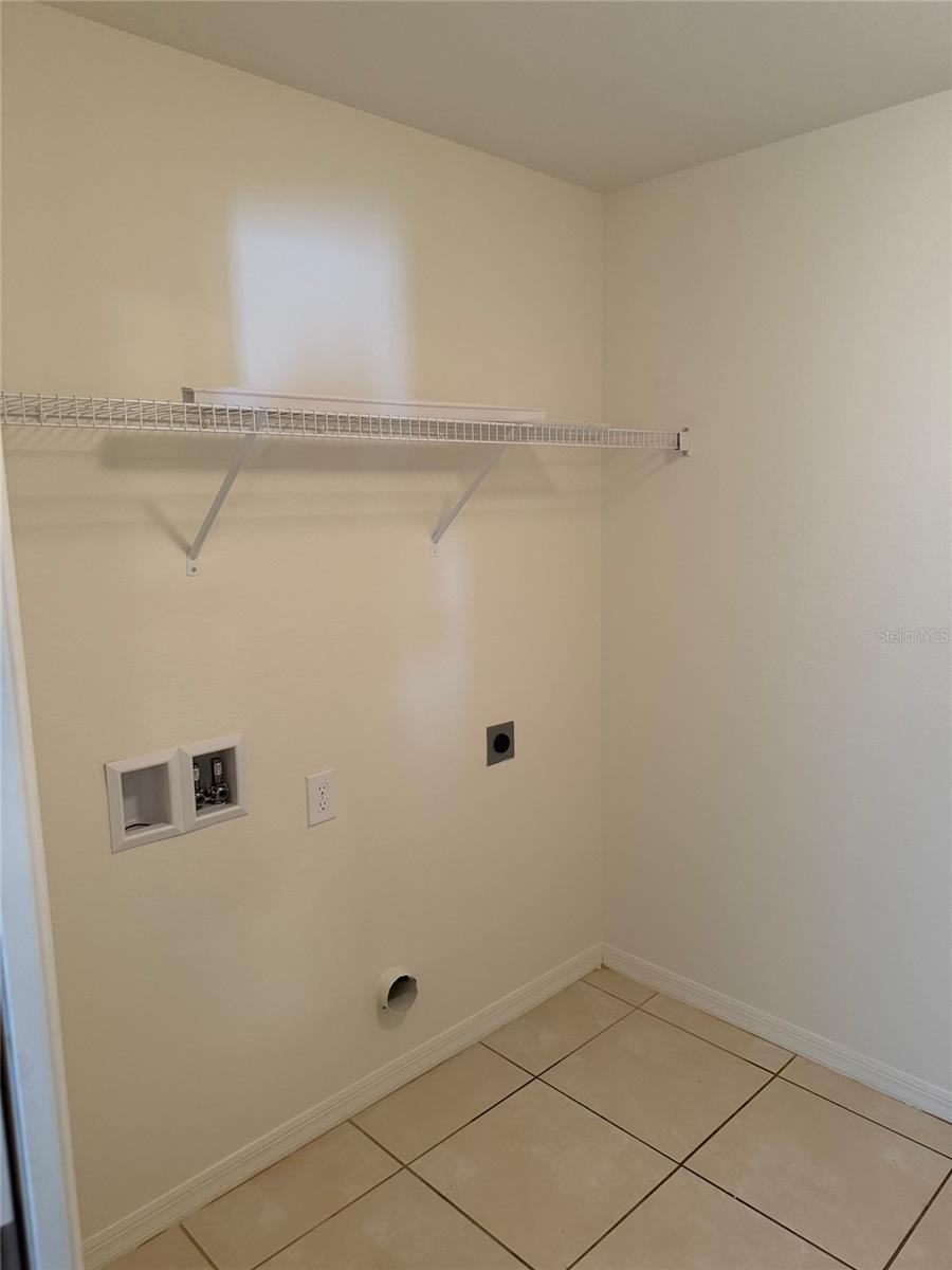 Listing photo id 7 for 369 St Georges Cir