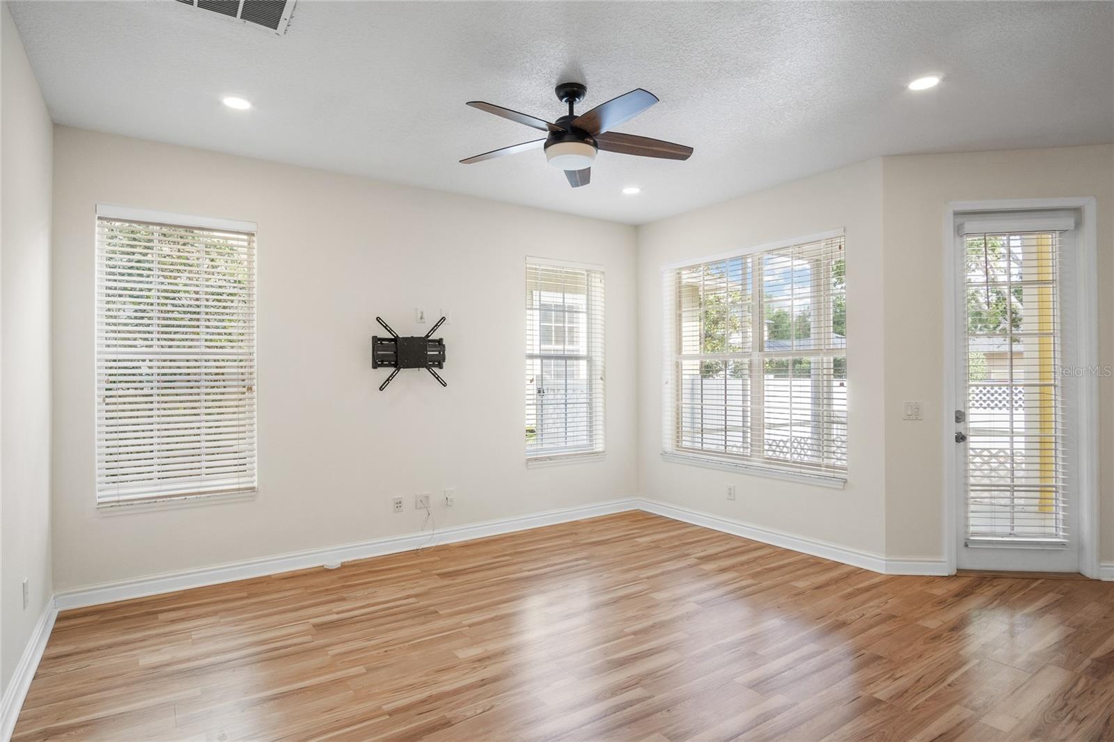 Listing photo id 15 for 1115 Mosaic Drive