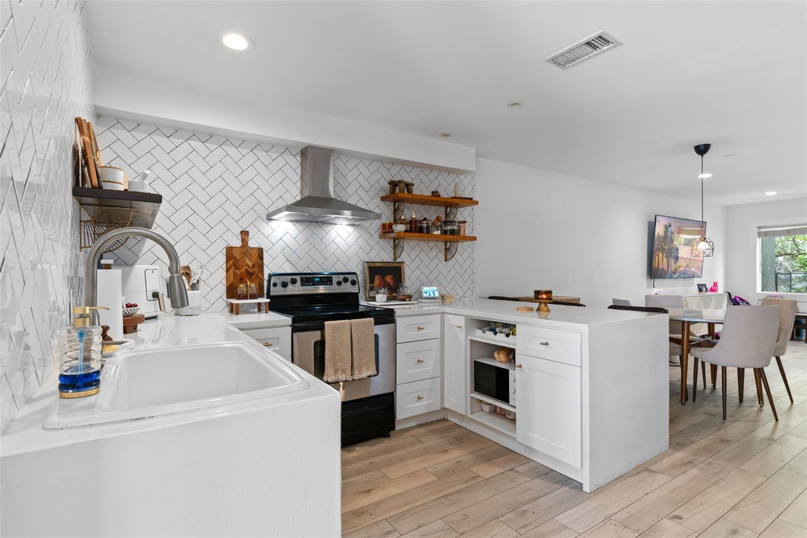 Image 4 of 20 For 5234 Eaglesmere Drive D04
