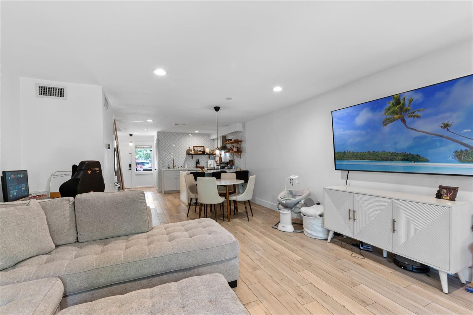 Image 5 of 20 For 5234 Eaglesmere Drive D04