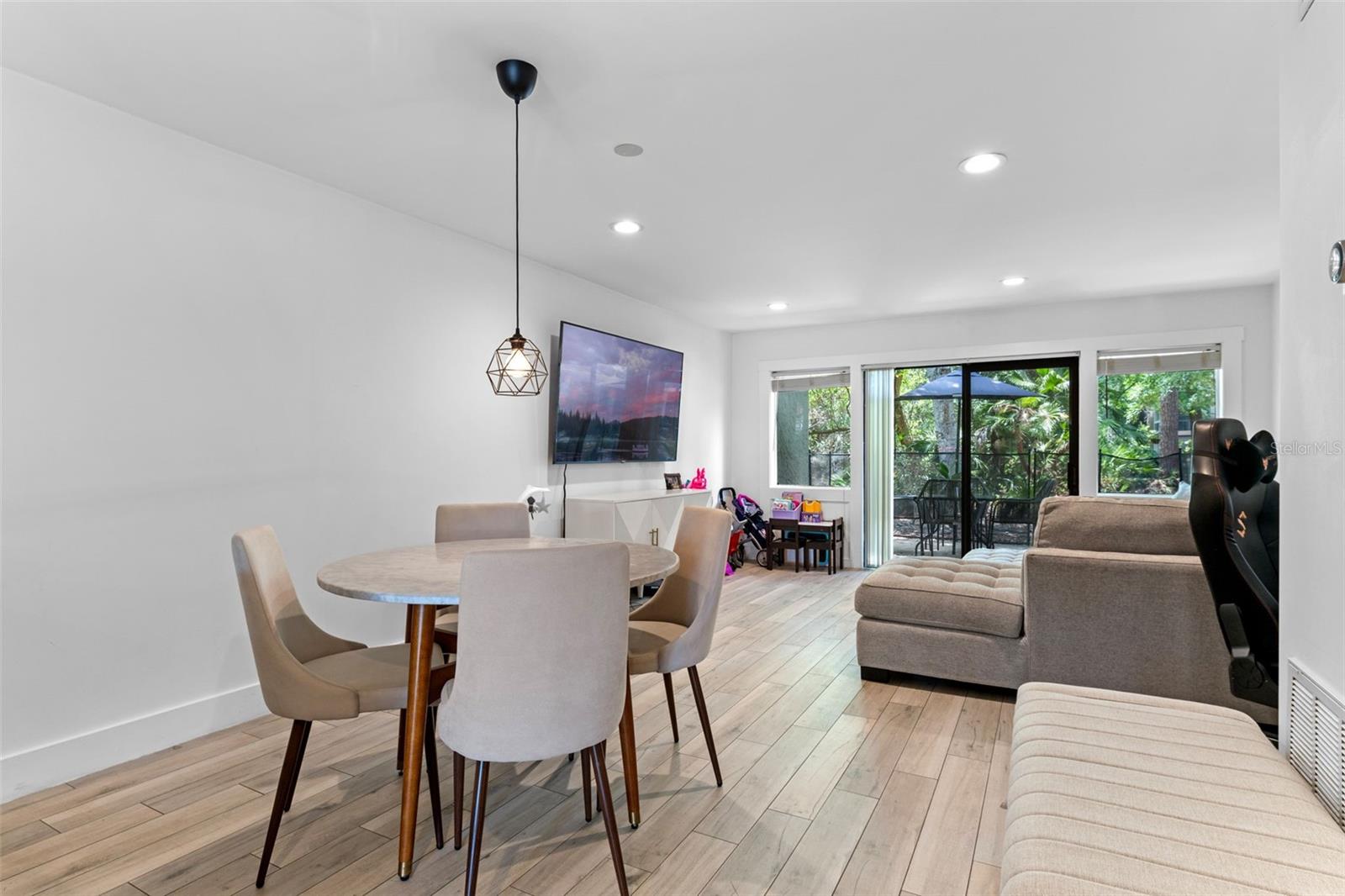 Image 8 of 20 For 5234 Eaglesmere Drive D04