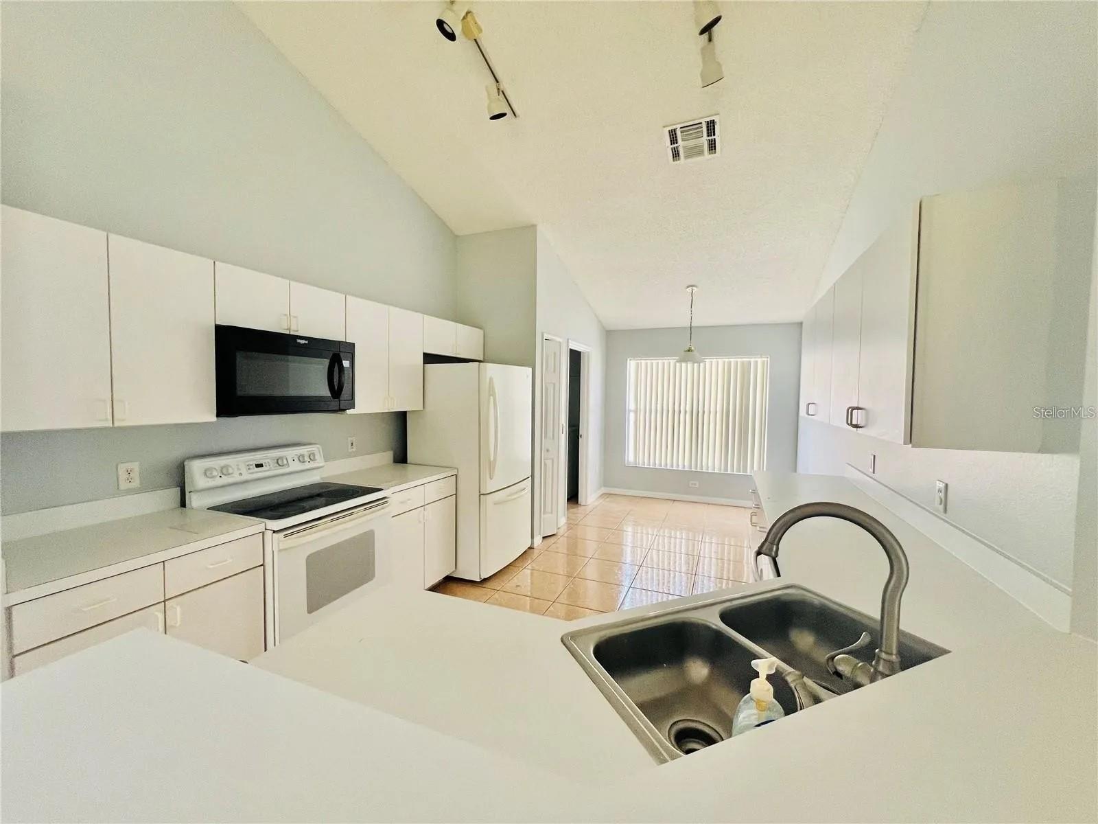 Image 2 of 49 For 664 Eagle Pointe S