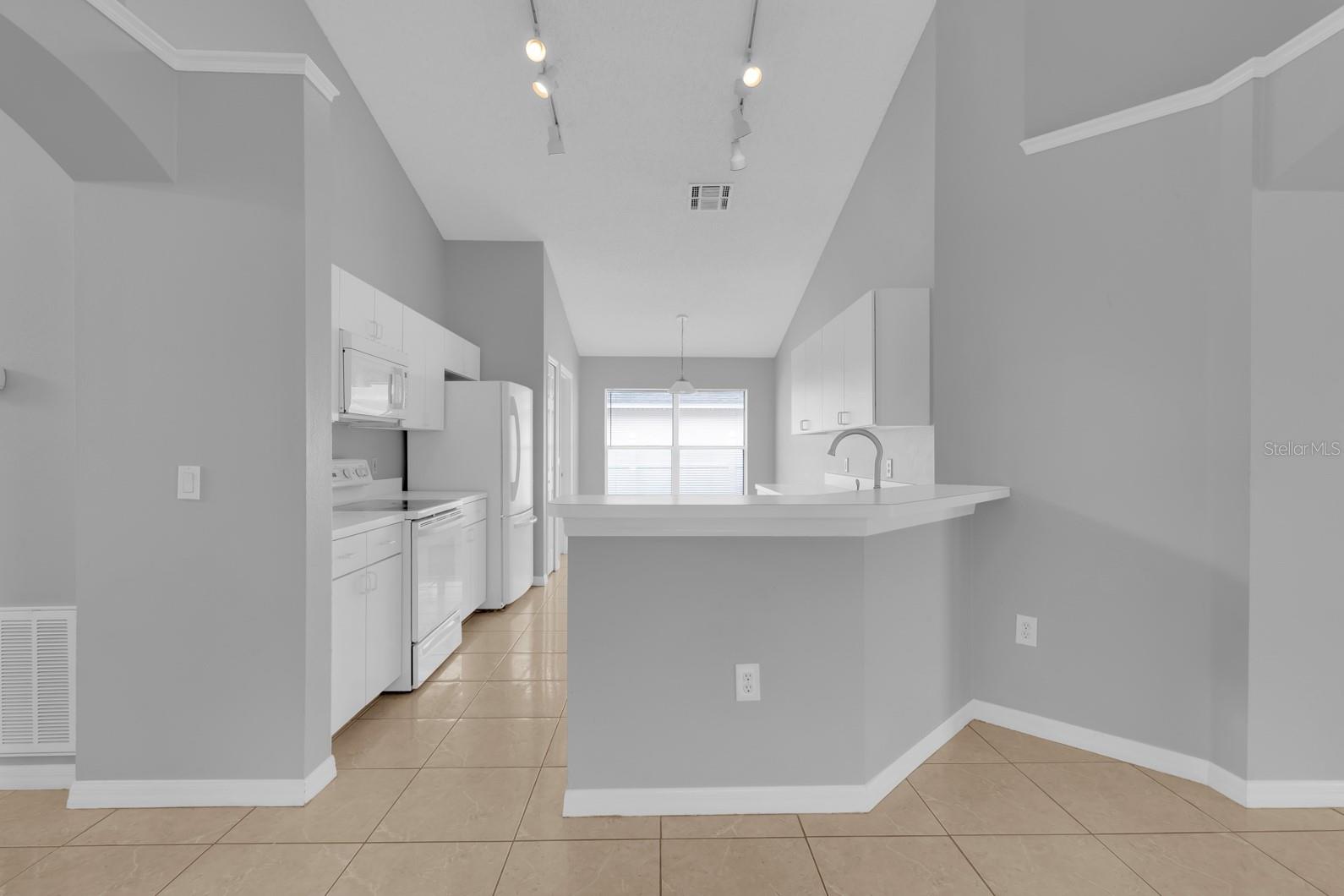 Image 20 of 49 For 664 Eagle Pointe S