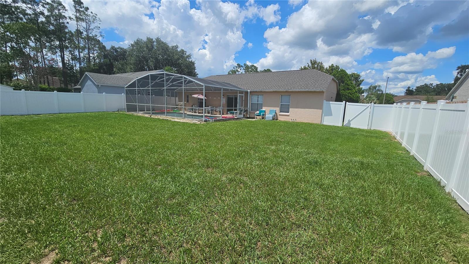 Image 15 of 21 For 215 Grovepark Drive