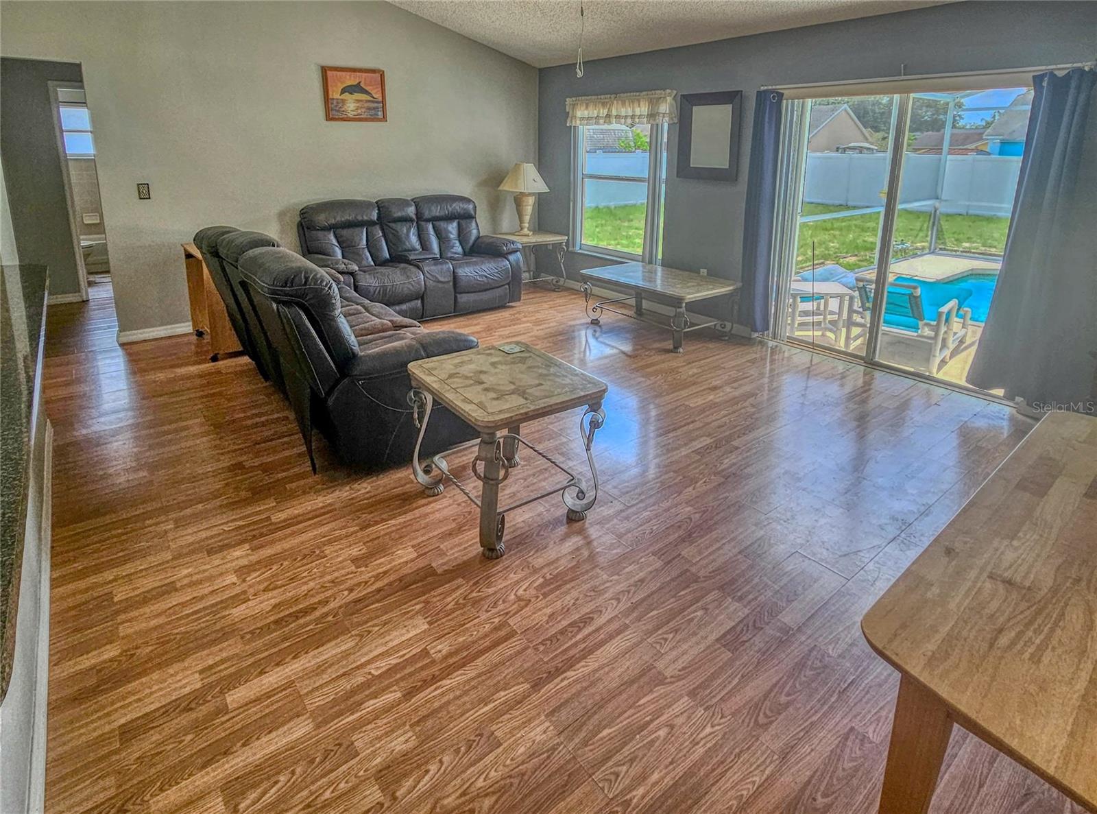 Image 5 of 21 For 215 Grovepark Drive