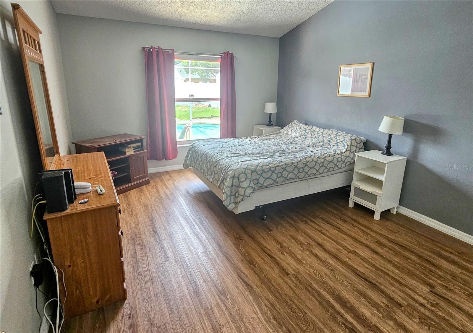 Image 8 of 21 For 215 Grovepark Drive