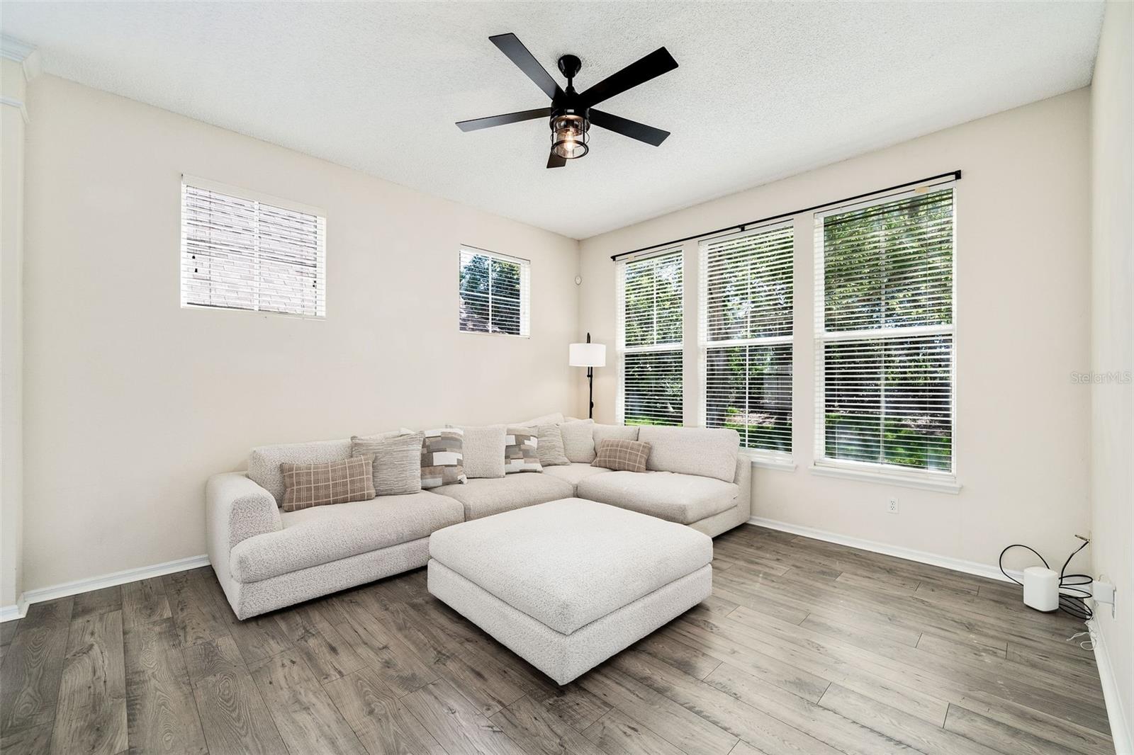 Image 11 of 31 For 121 Longview Avenue