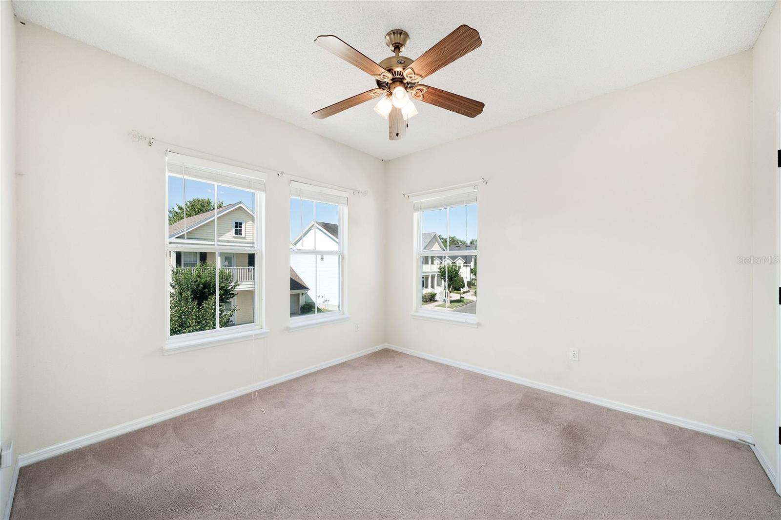 Image 22 of 31 For 121 Longview Avenue