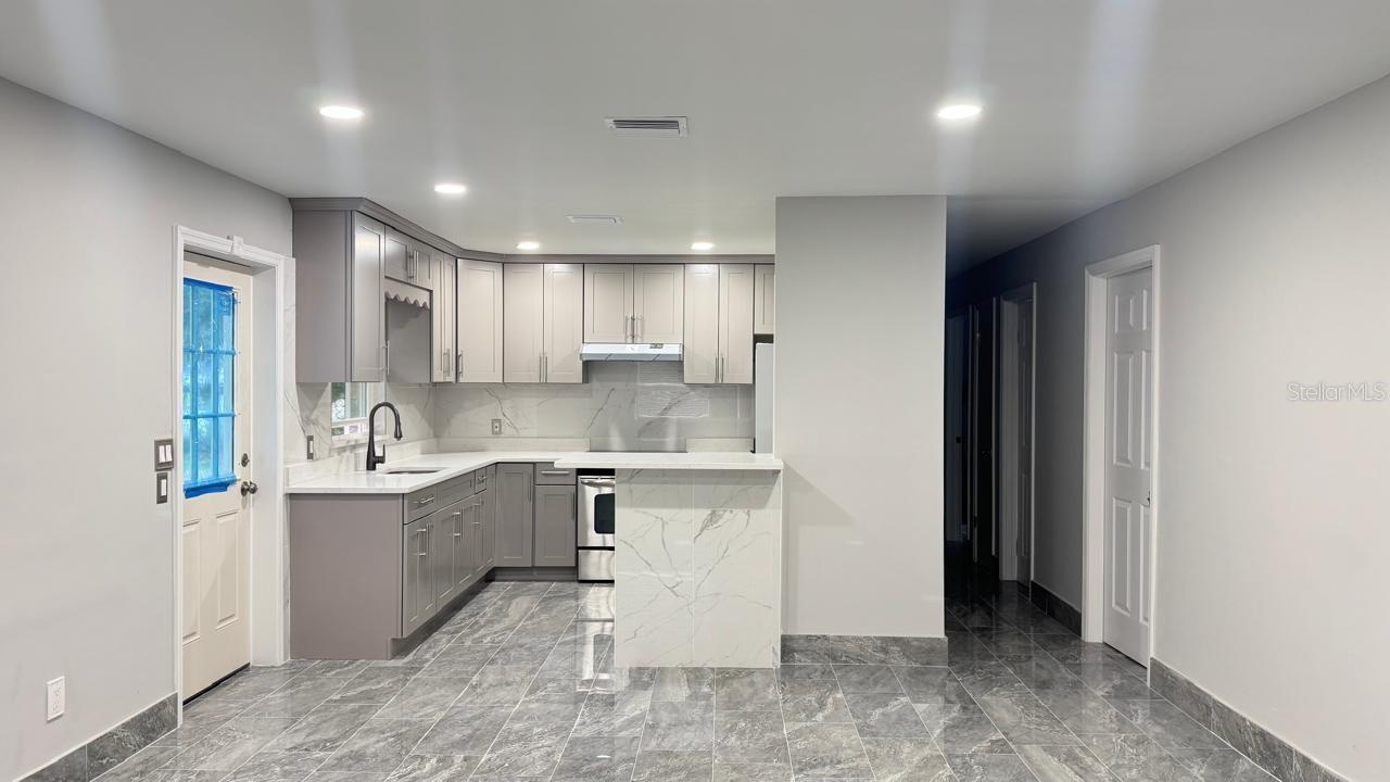 Image 2 of 13 For 919 Colyer Street