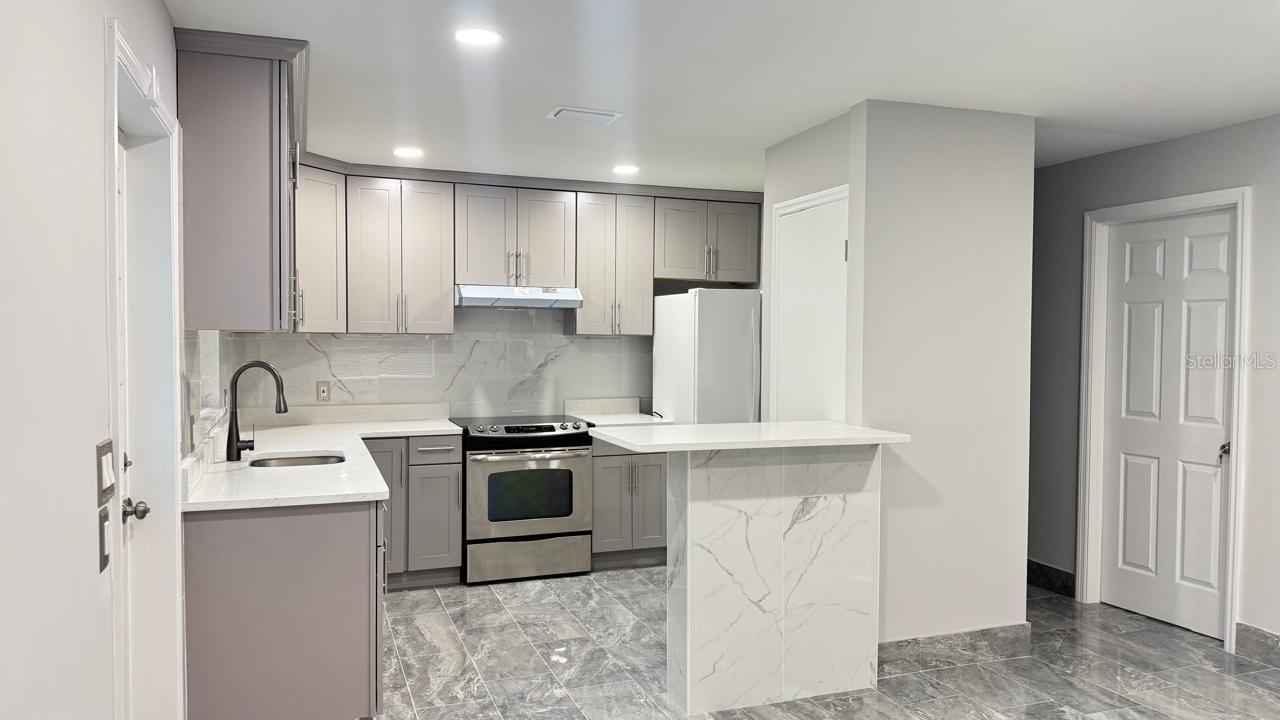 Image 3 of 13 For 919 Colyer Street