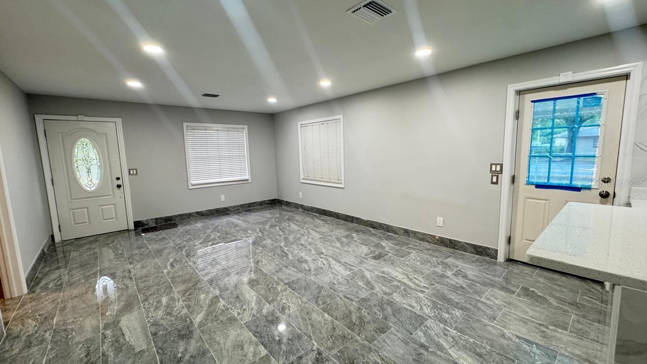 Image 5 of 13 For 919 Colyer Street