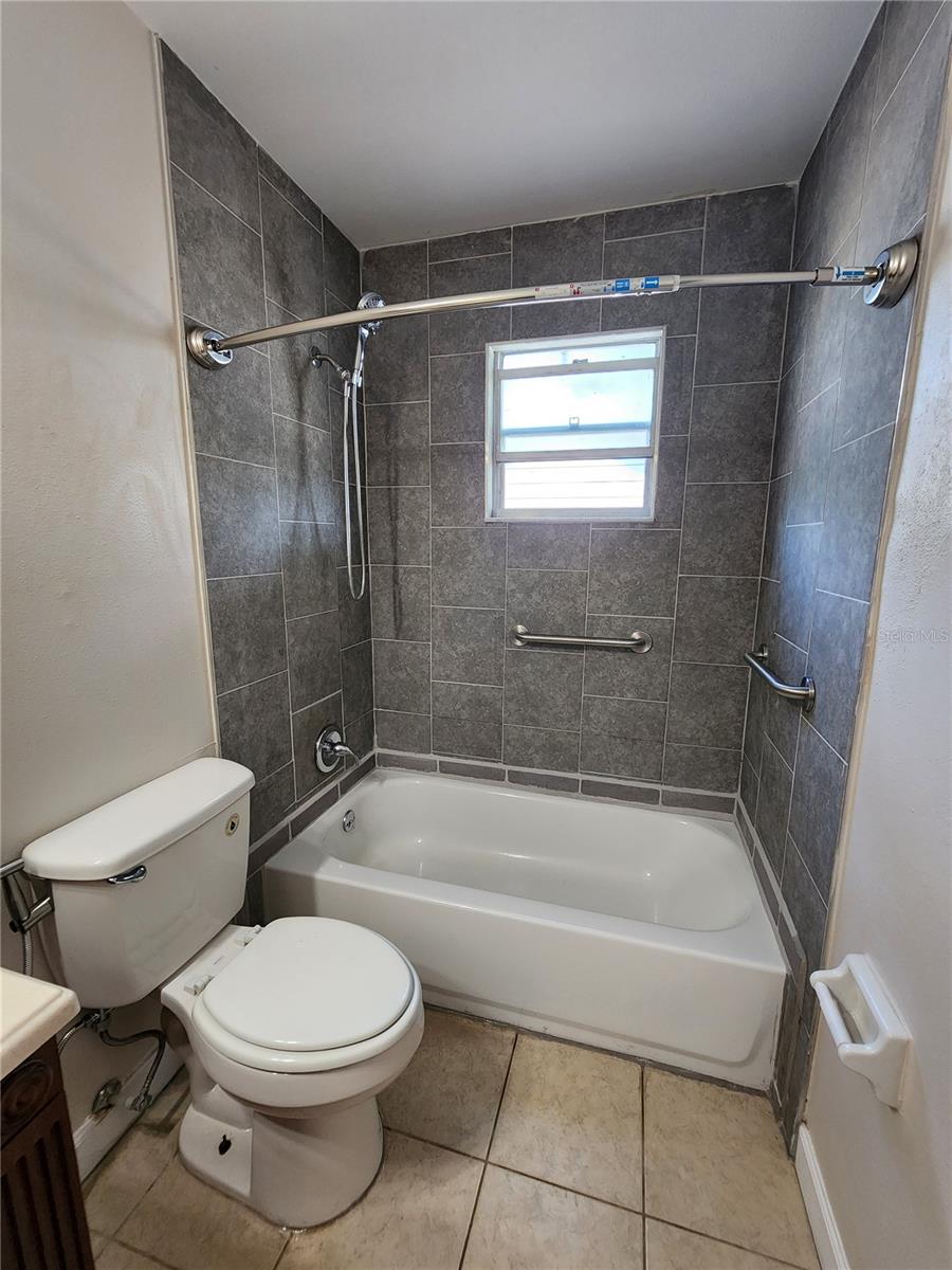 Image 7 of 8 For 209 Avenue B Se B