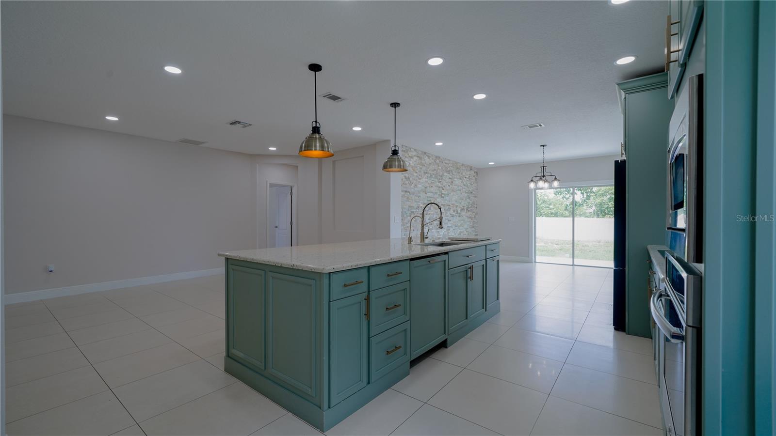 Image 10 of 40 For 647 Washington Way
