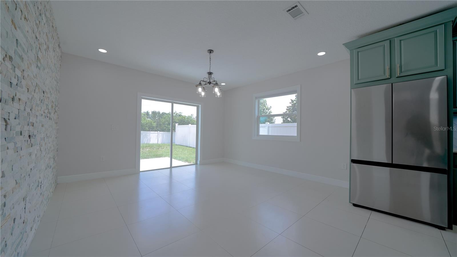 Image 13 of 40 For 647 Washington Way
