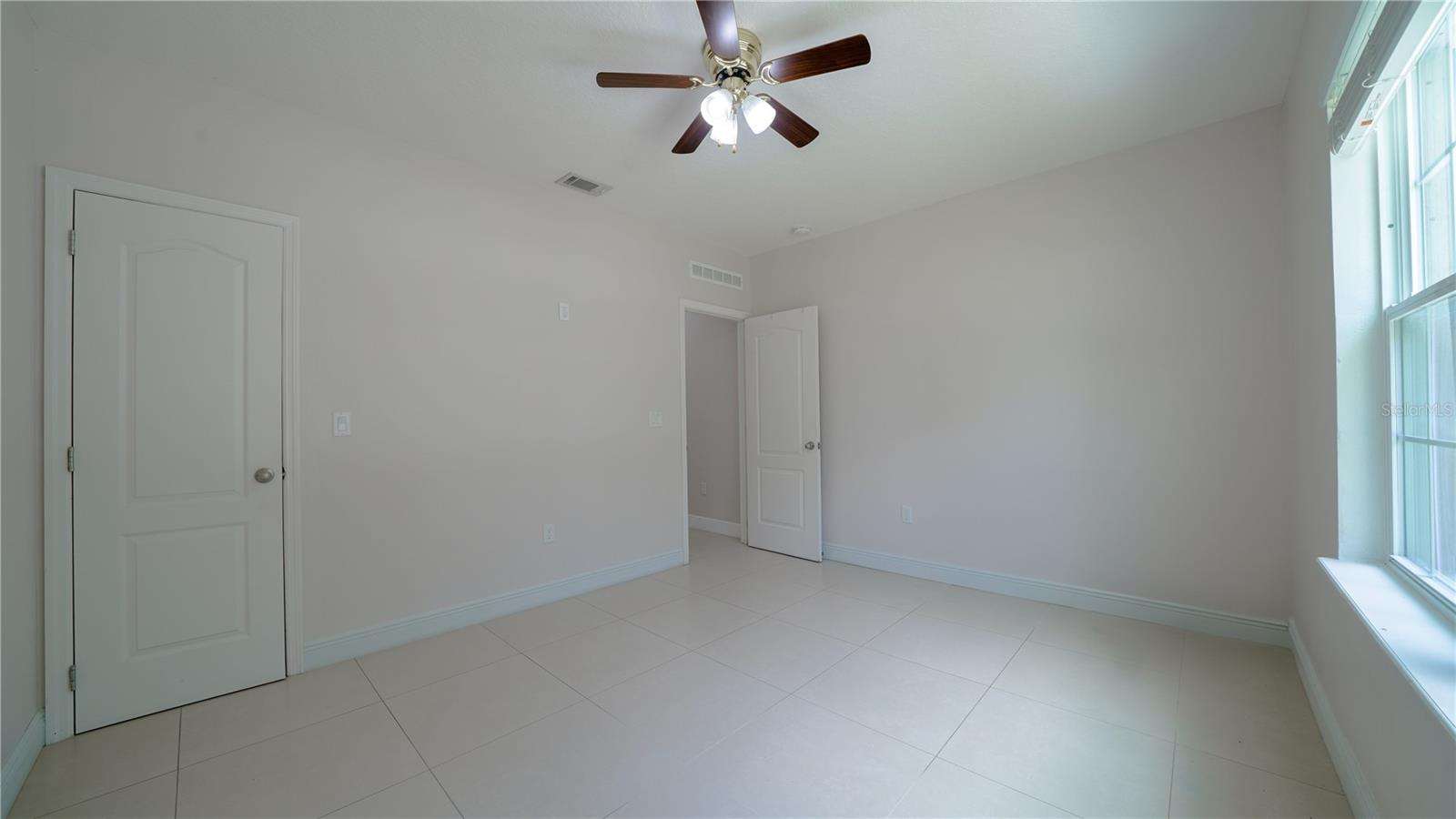 Image 21 of 40 For 647 Washington Way