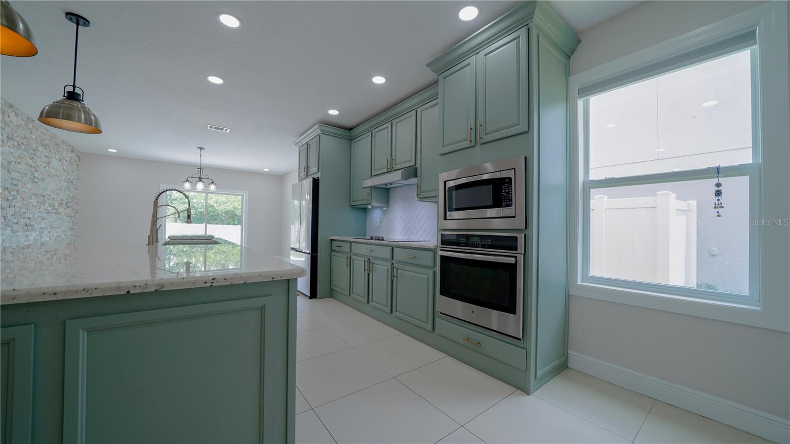 Image 8 of 40 For 647 Washington Way