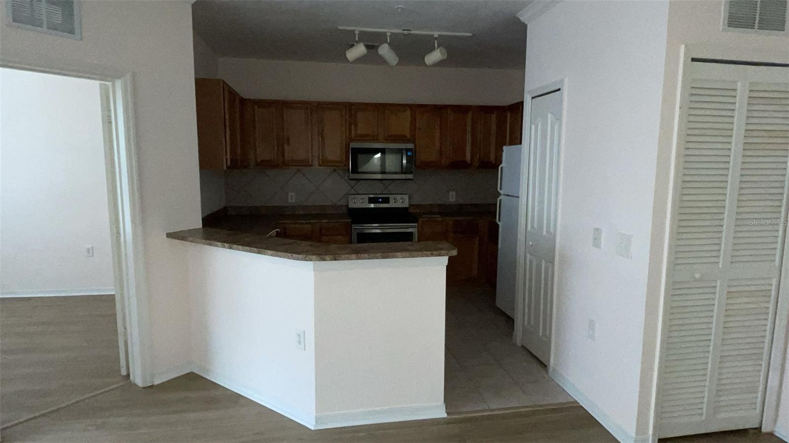 Image 9 of 18 For 6125 Metrowest Boulevard 113