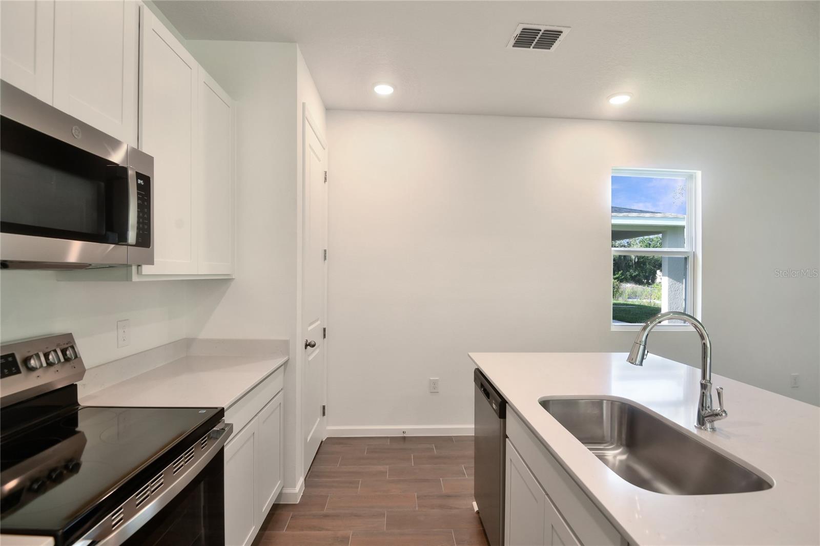 Image 5 of 20 For 738 Lake Dell Avenue
