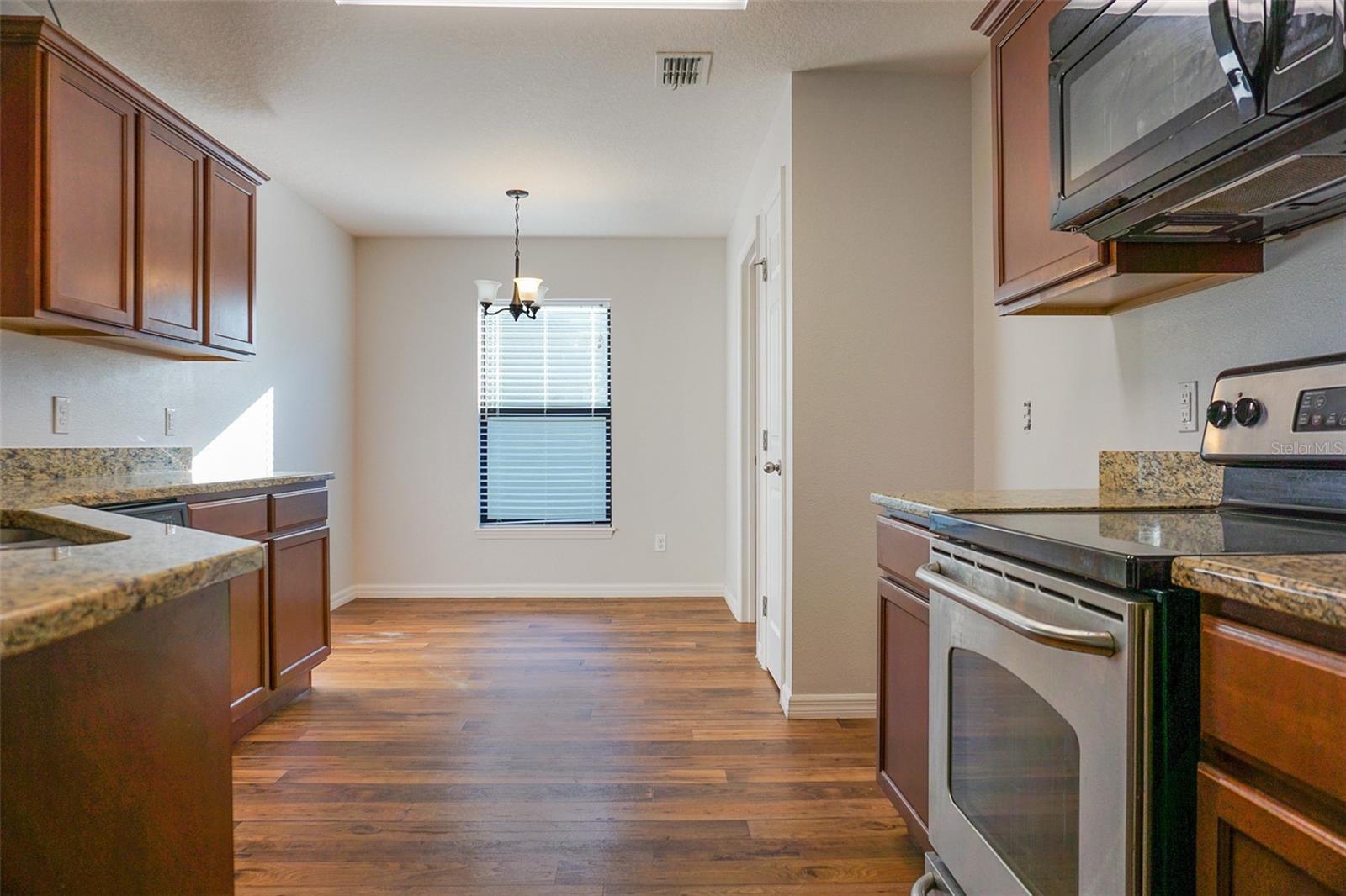 Image 5 of 24 For 960 Woodlark Drive