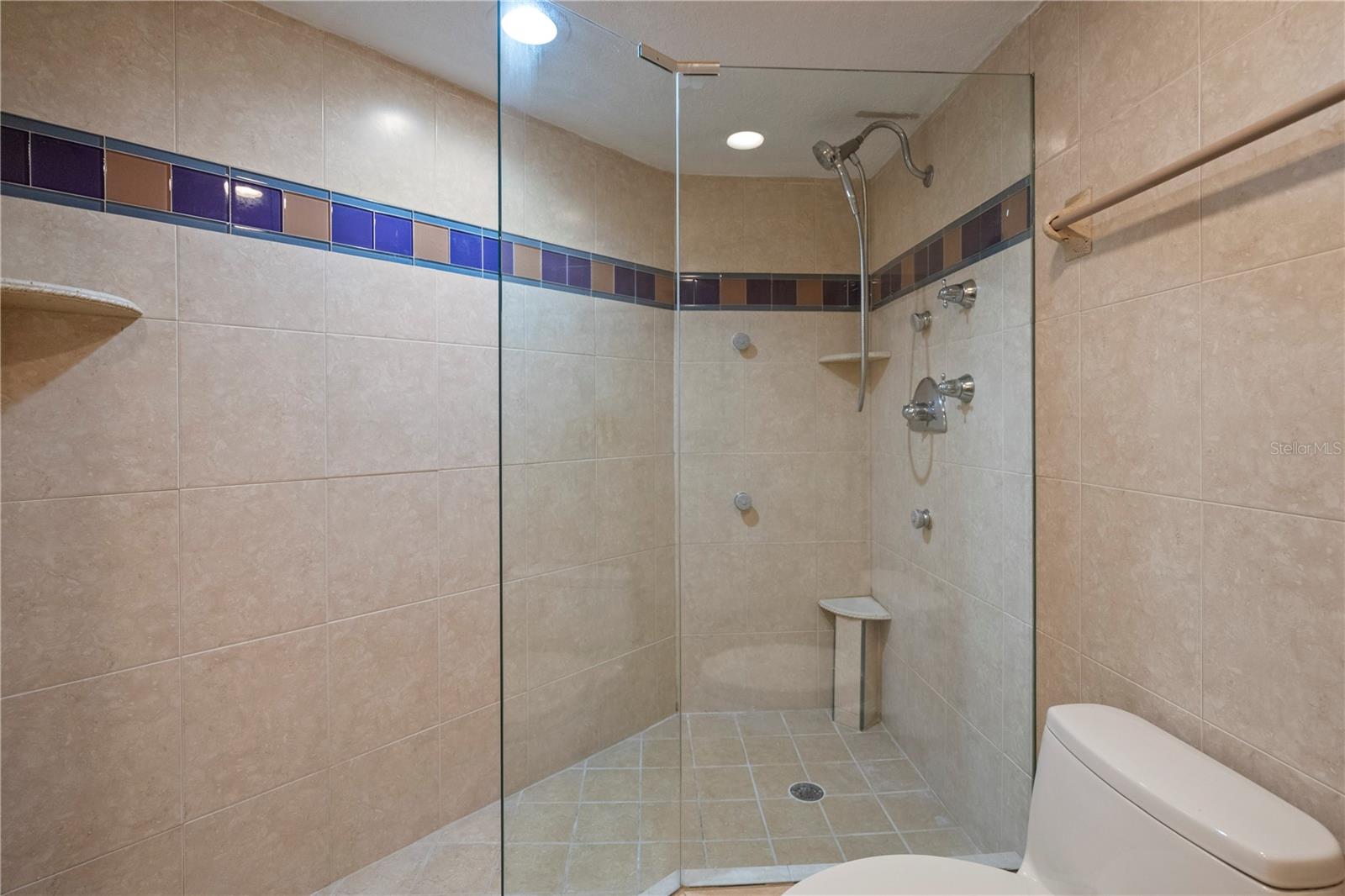 Image 7 of 27 For 400 Colonial Drive 1504
