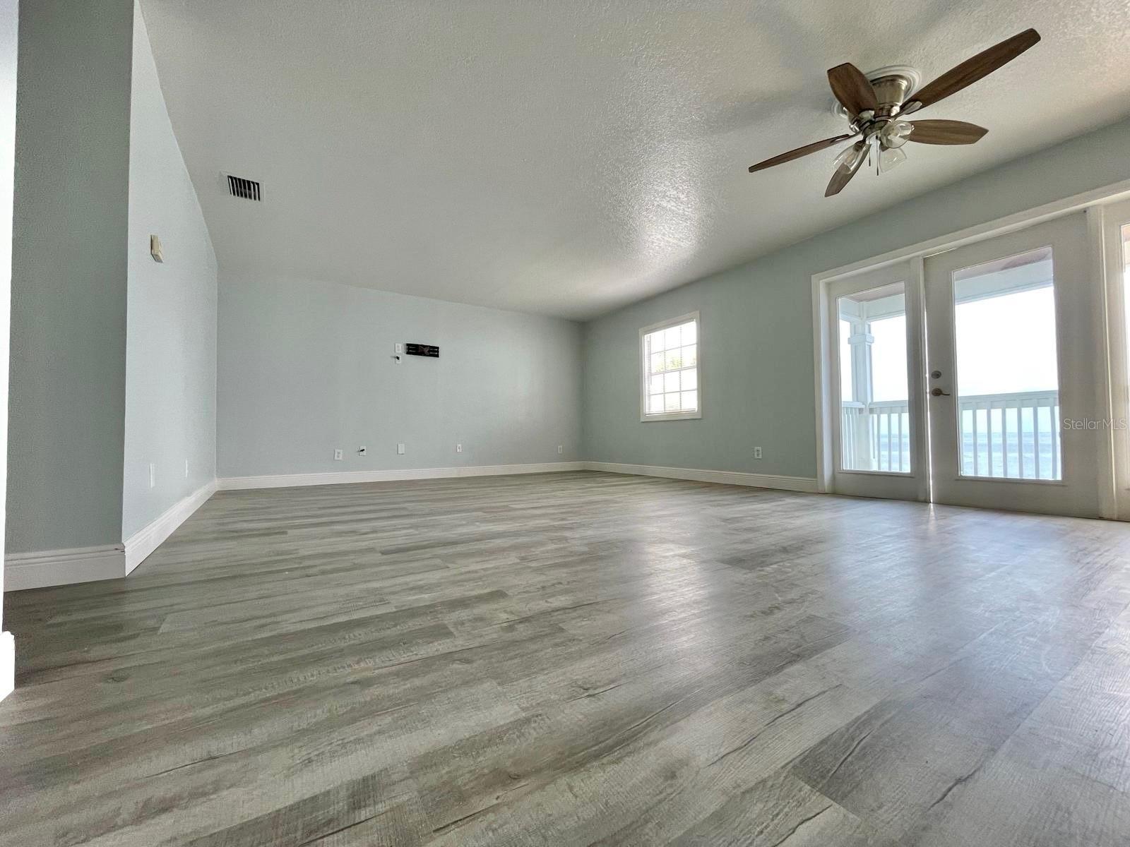 Listing photo id 2 for 4730 Coquina Key Drive Se C