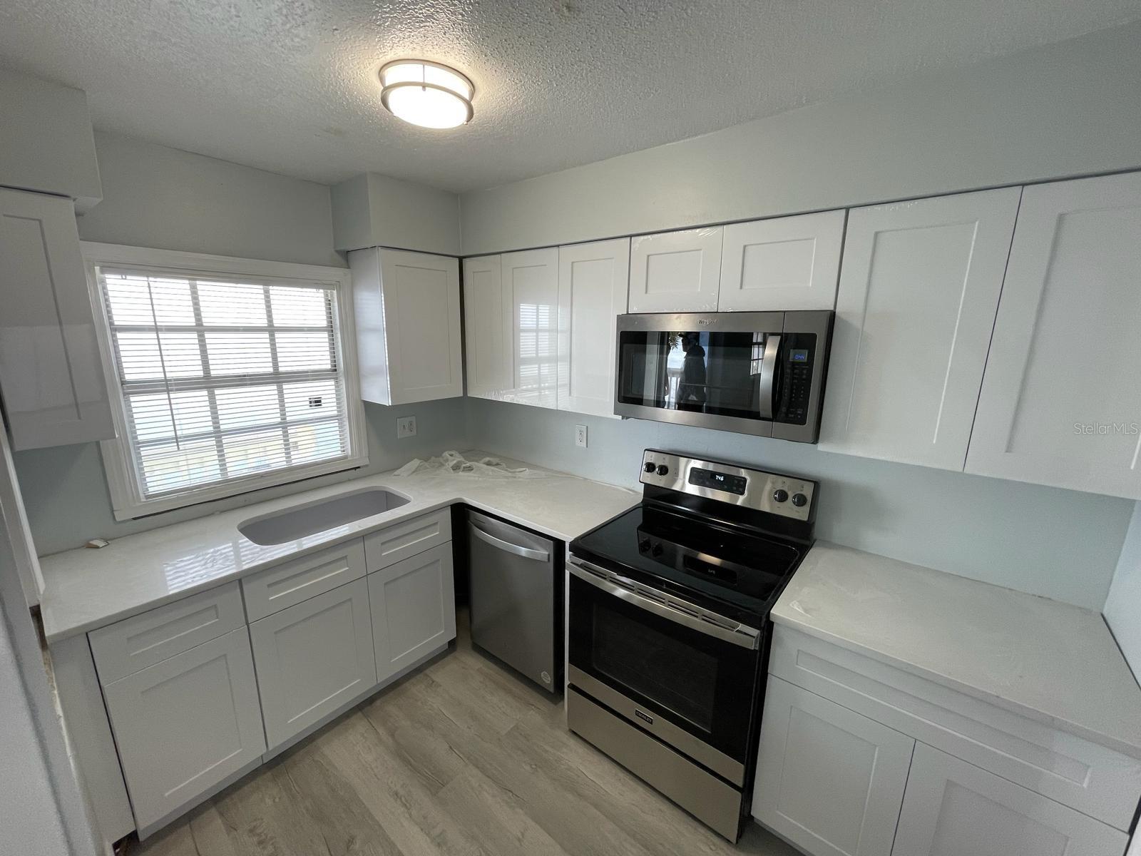 Listing photo id 3 for 4730 Coquina Key Drive Se C