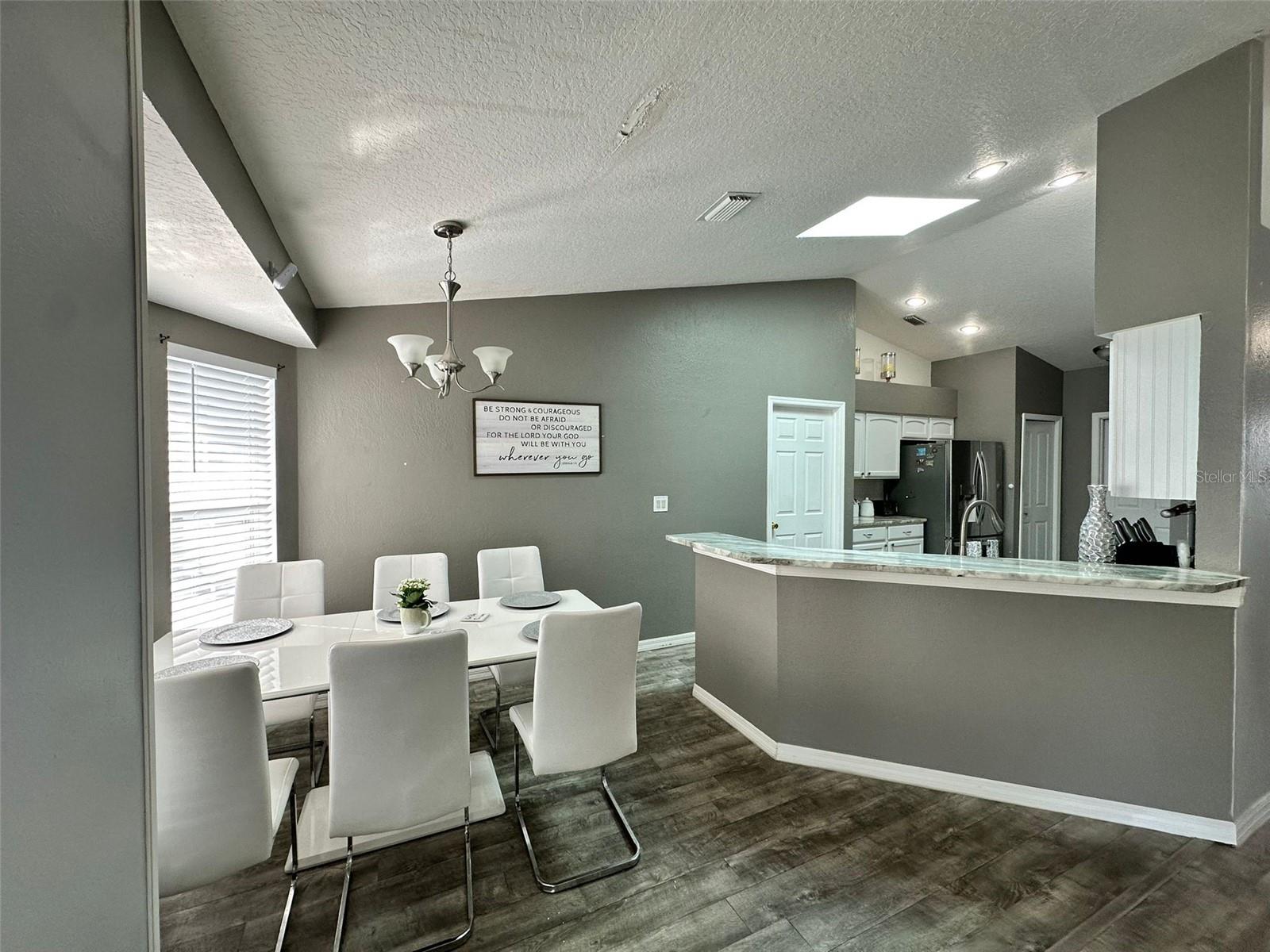 Image 18 of 40 For 2410 Sweetwater Boulevard