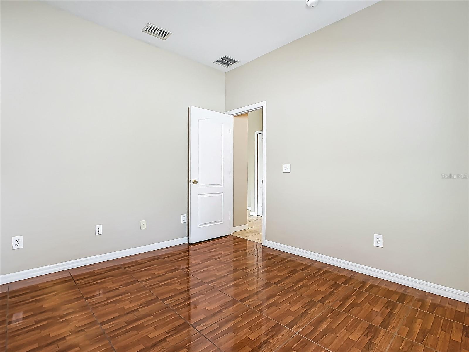 Image 21 of 33 For 15341 Groose Point Ln