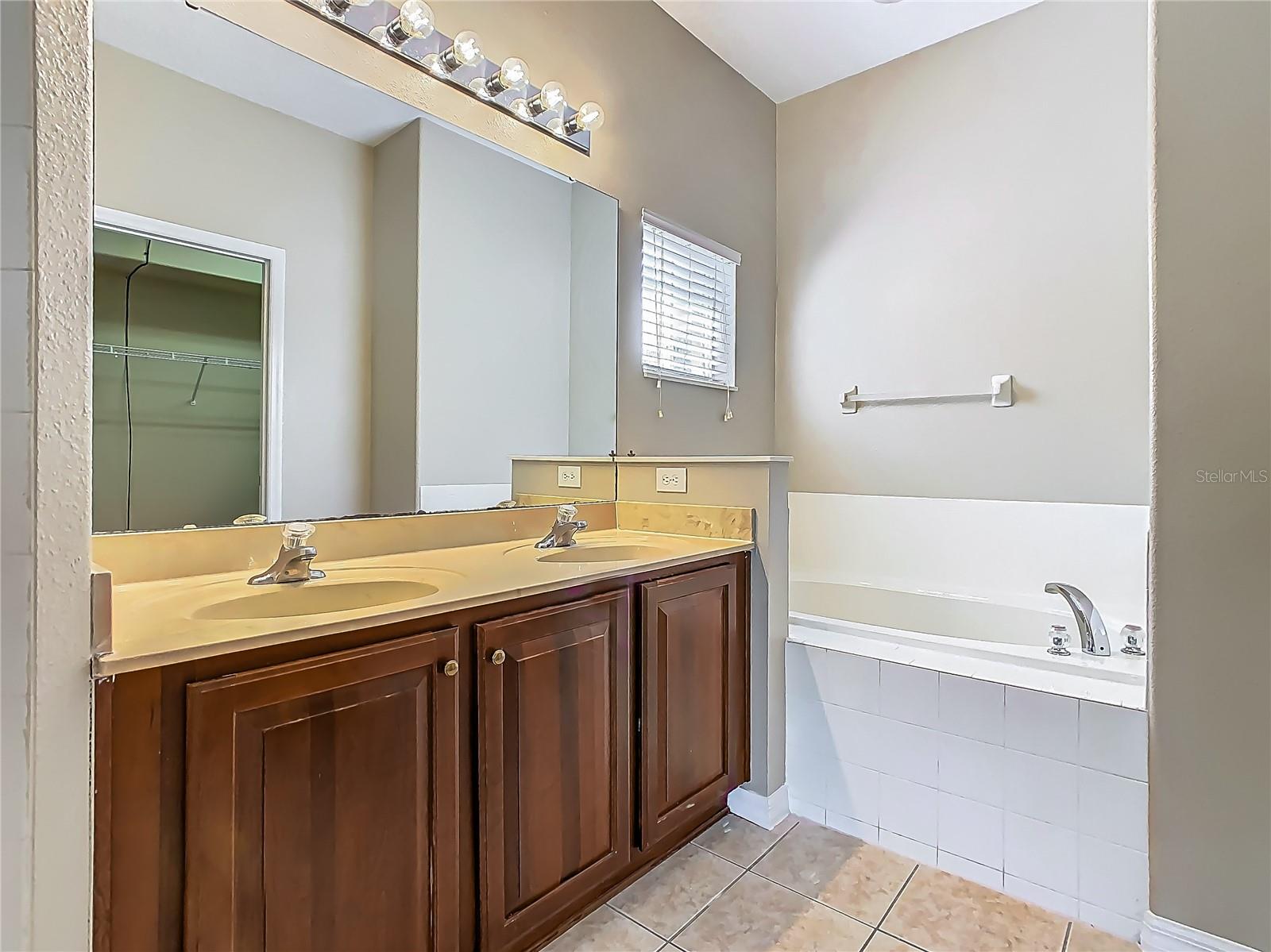 Image 23 of 33 For 15341 Groose Point Ln