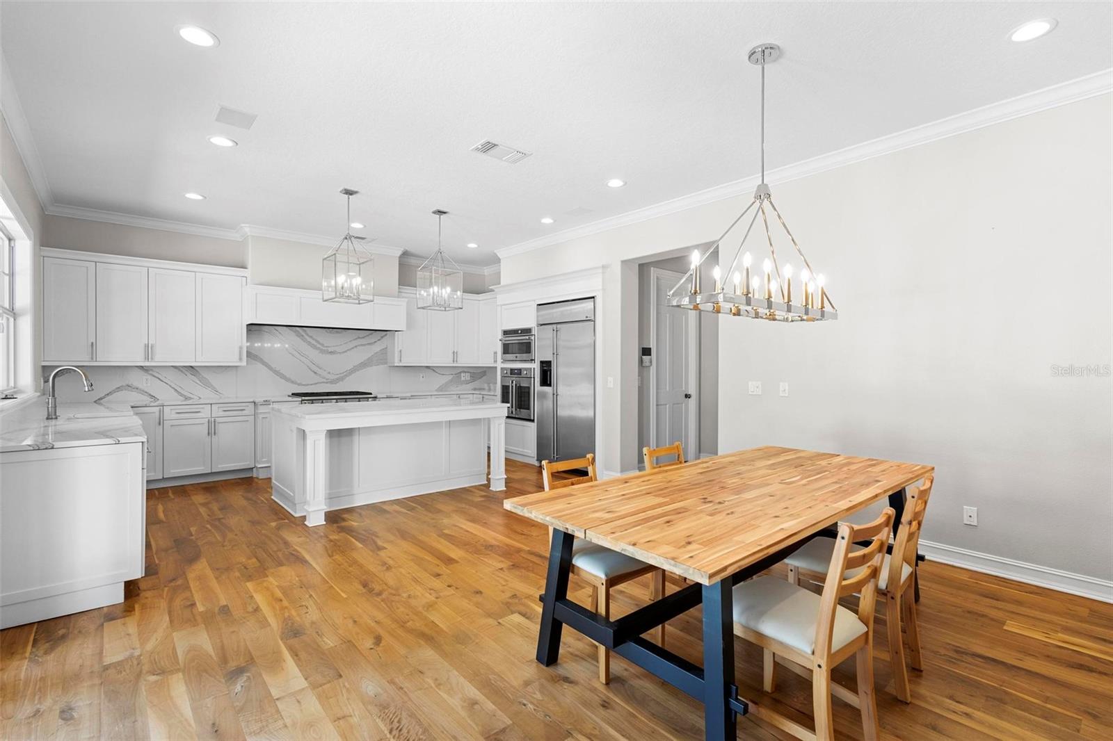 Listing photo id 14 for 9799 Covent Garden Drive