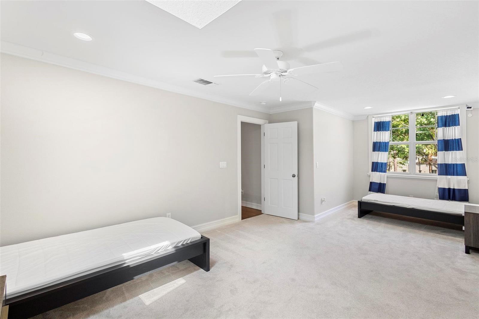Listing photo id 43 for 9799 Covent Garden Drive