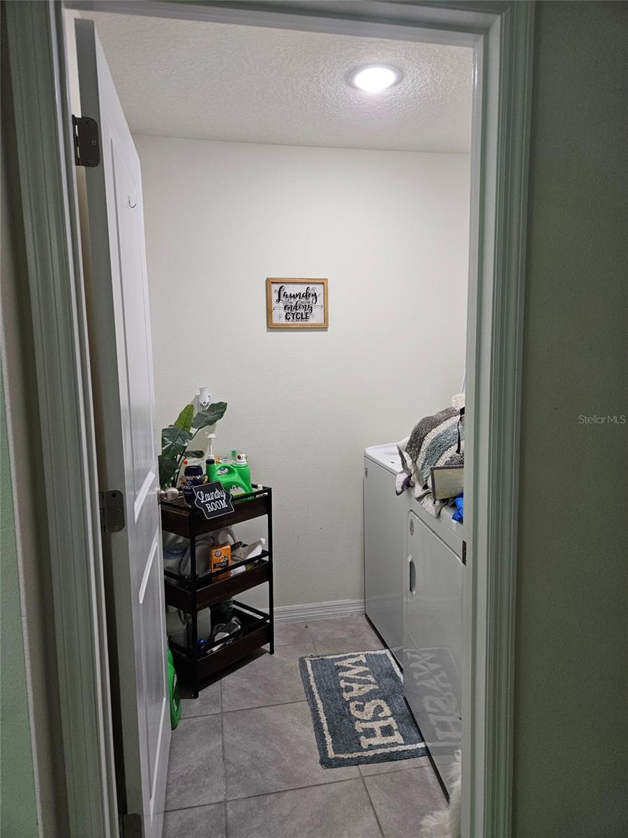 Listing photo id 19 for 6315 Hillview Road