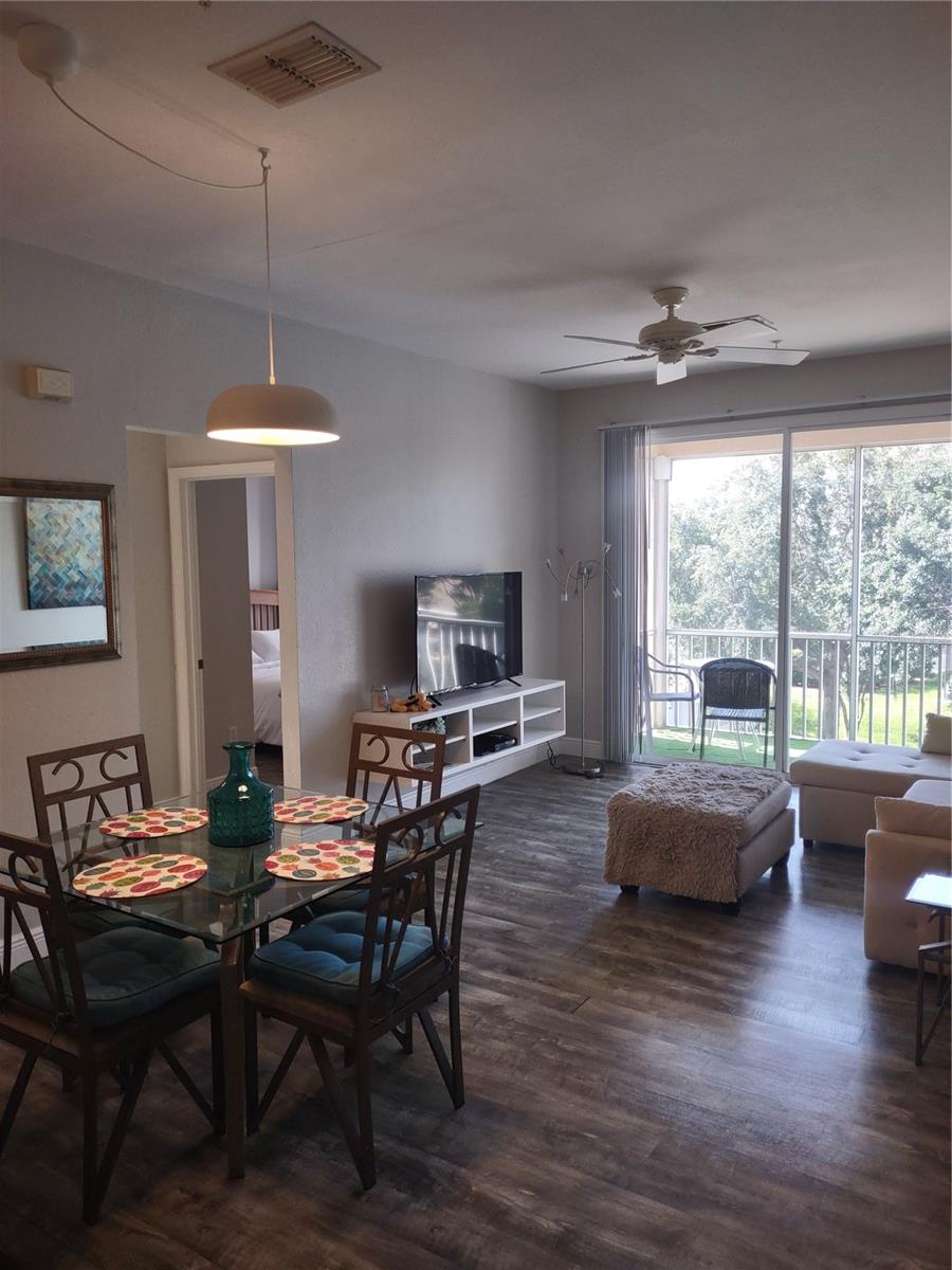 Image 11 of 35 For 8101 Coconut Palm Way 303