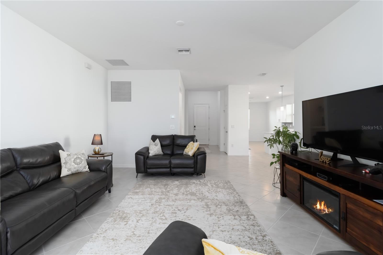 Image 20 of 52 For 11330 Burgundy Drive