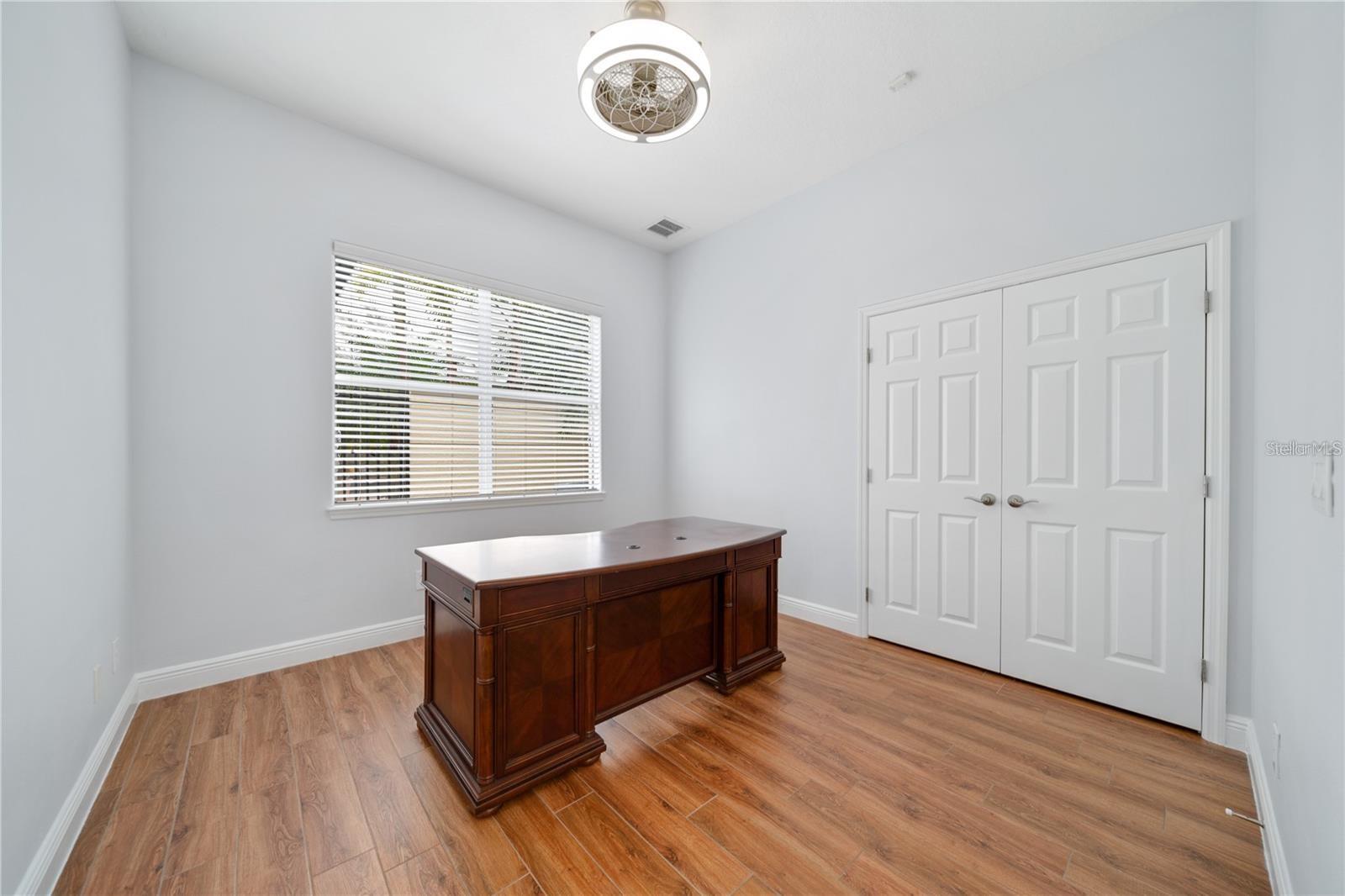 Listing photo id 9 for 2333 Pinehurst Court